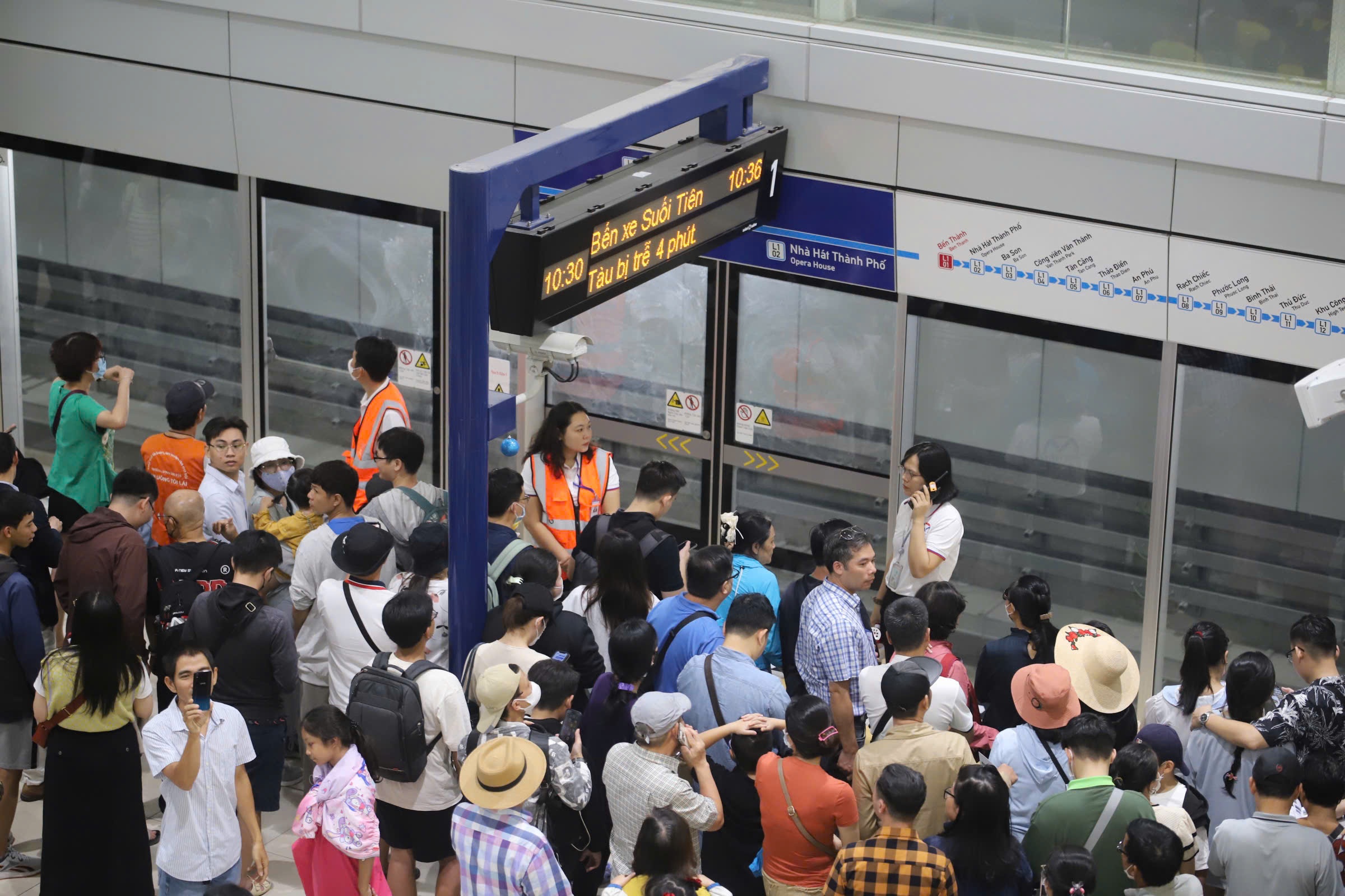 Metro so 1 TP.HCM don ky luc hon 200.000 khach/ngay hinh anh