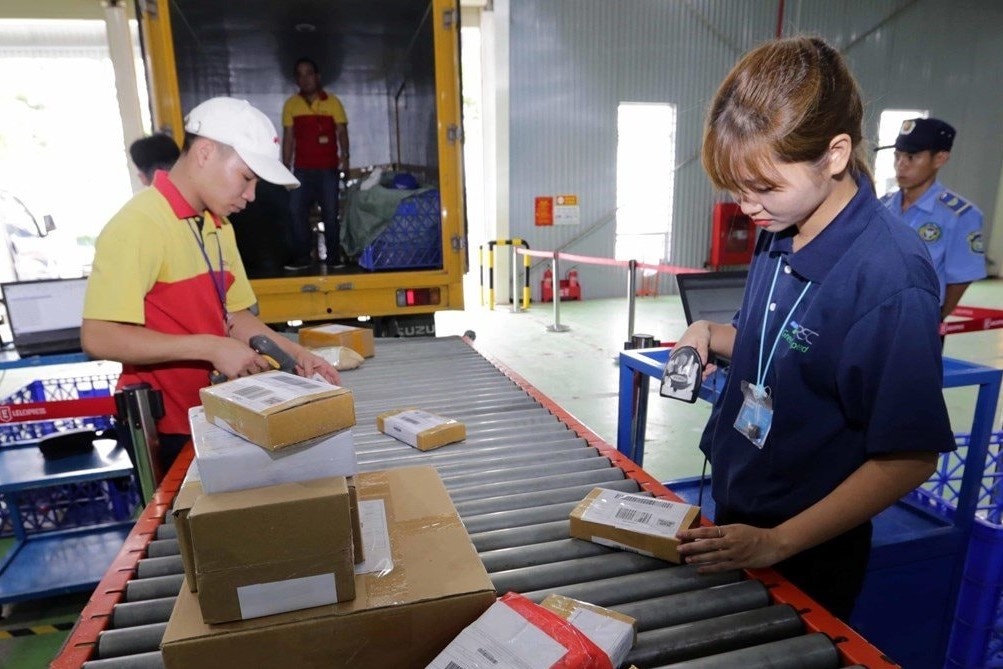 Bo mien thue hang nhap khau duoi 1 trieu dong qua chuyen phat nhanh hinh anh