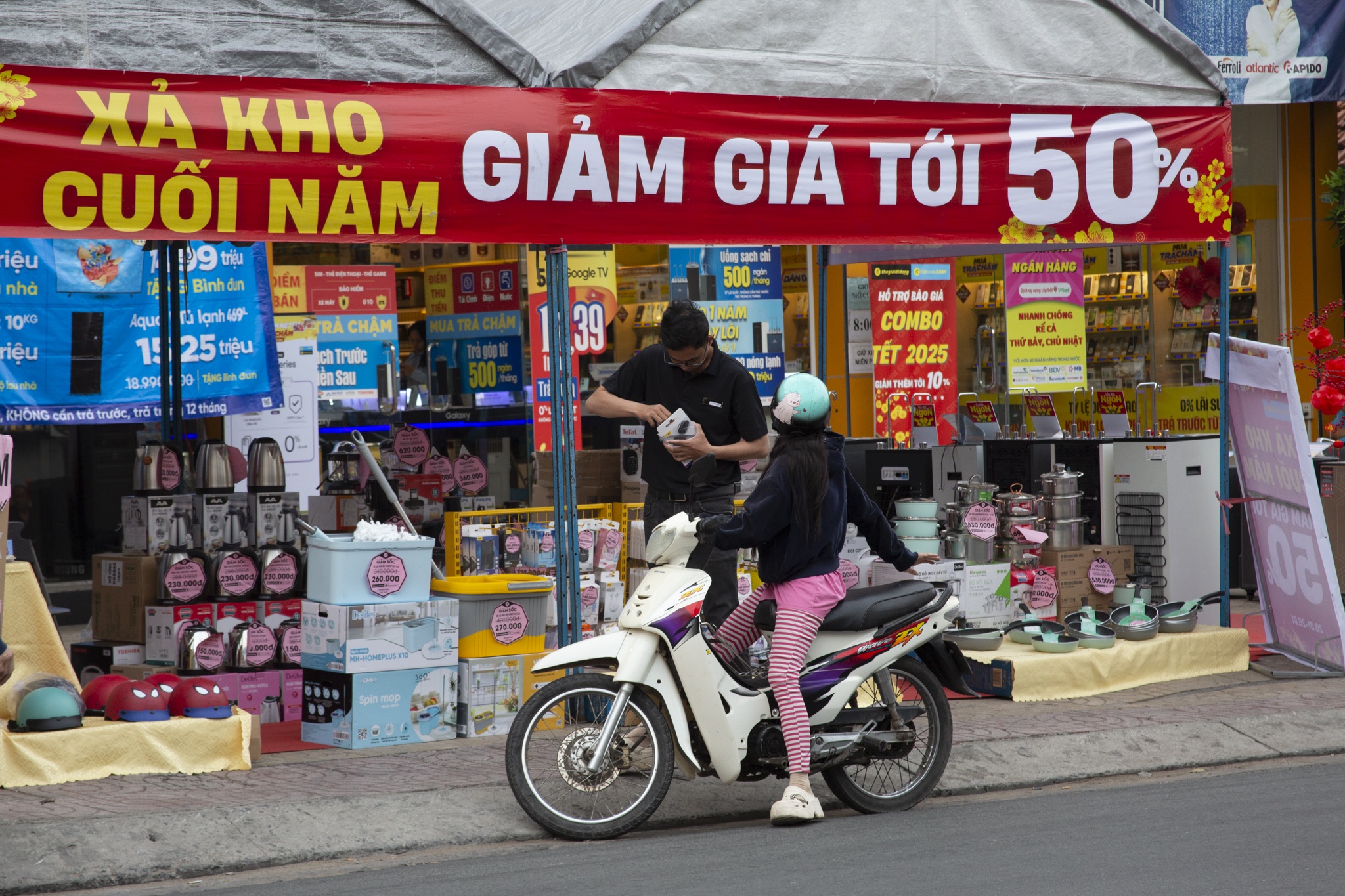 Tivi, tu lanh xuong duong ban Tet hinh anh