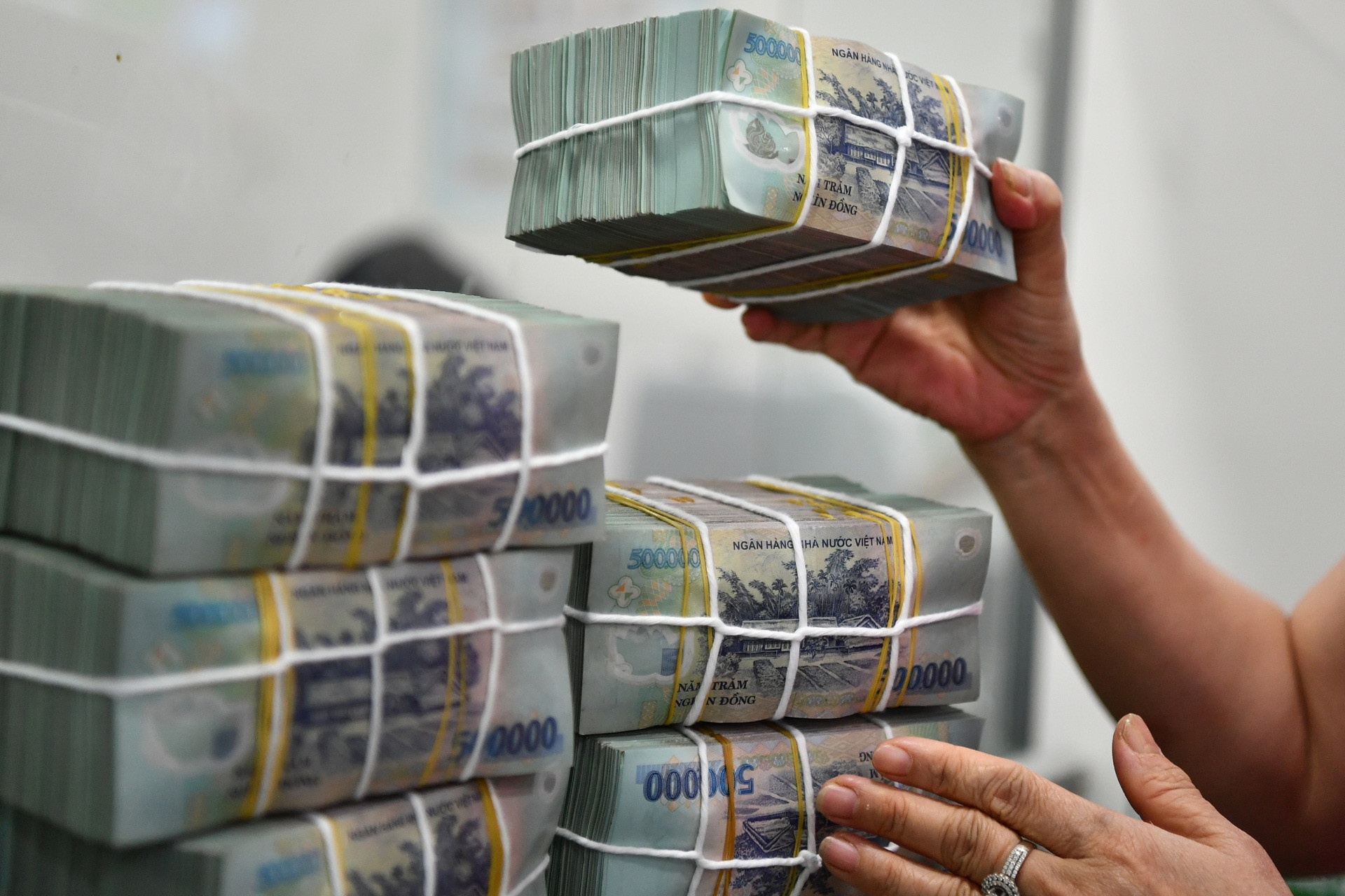 Gan 2.700 cong nhan TP.HCM mat viec truoc Tet dang cho luong thang 13 hinh anh