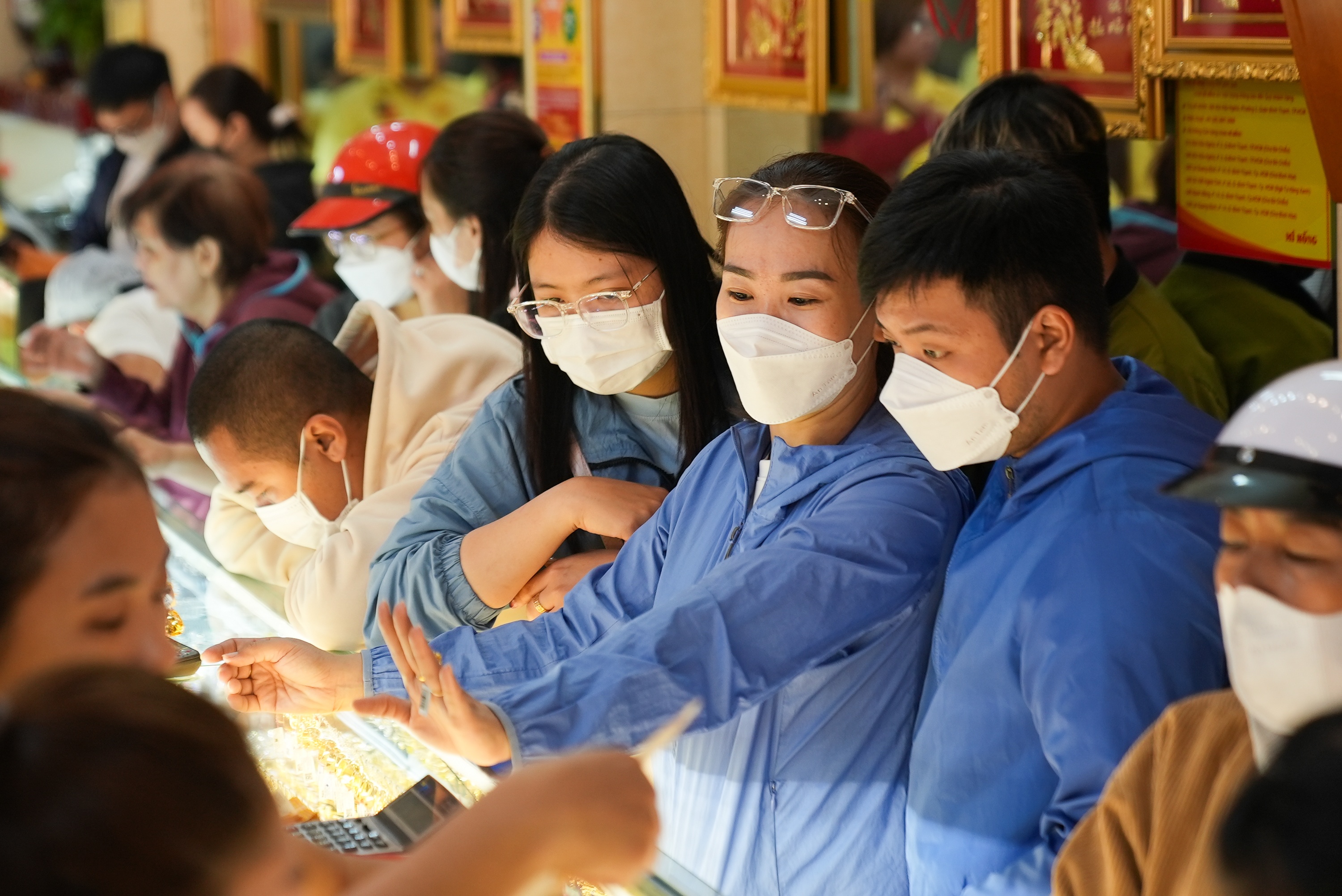Dong cua cong ty, ca gia dinh TP.HCM keo nhau di mua vang via Than Tai hinh anh