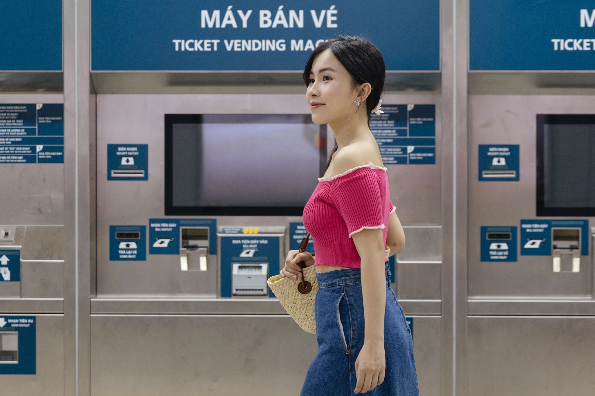 Lap tram sac, man hinh tra cuu thong tin o cac ga metro so 1 TP.HCM hinh anh