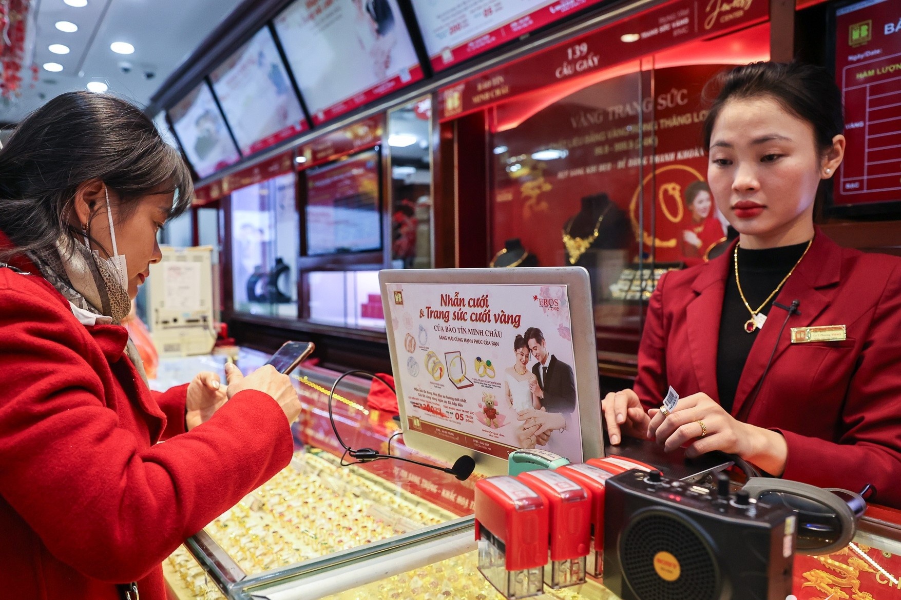 Gia vang trong nuoc re hon the gioi, chuyen gia ly giai hinh anh