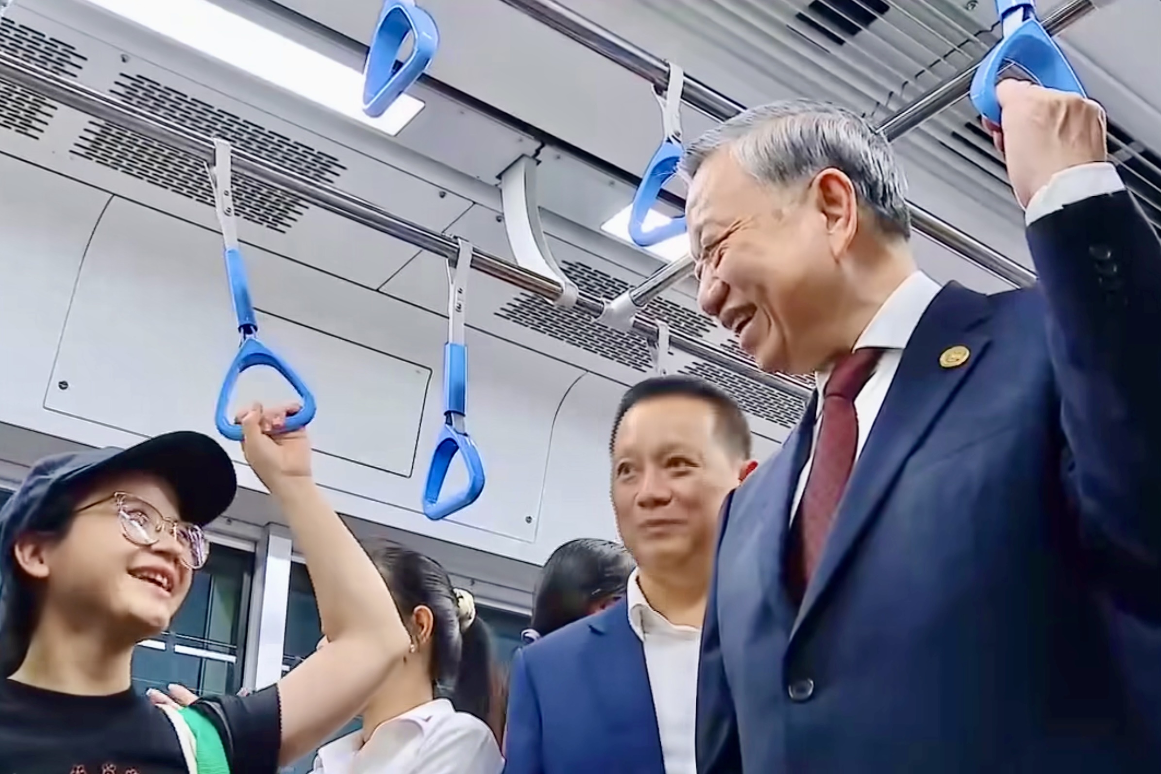 Tong Bi thu To Lam tro chuyen voi nguoi dan tren metro so 1 TP.HCM hinh anh