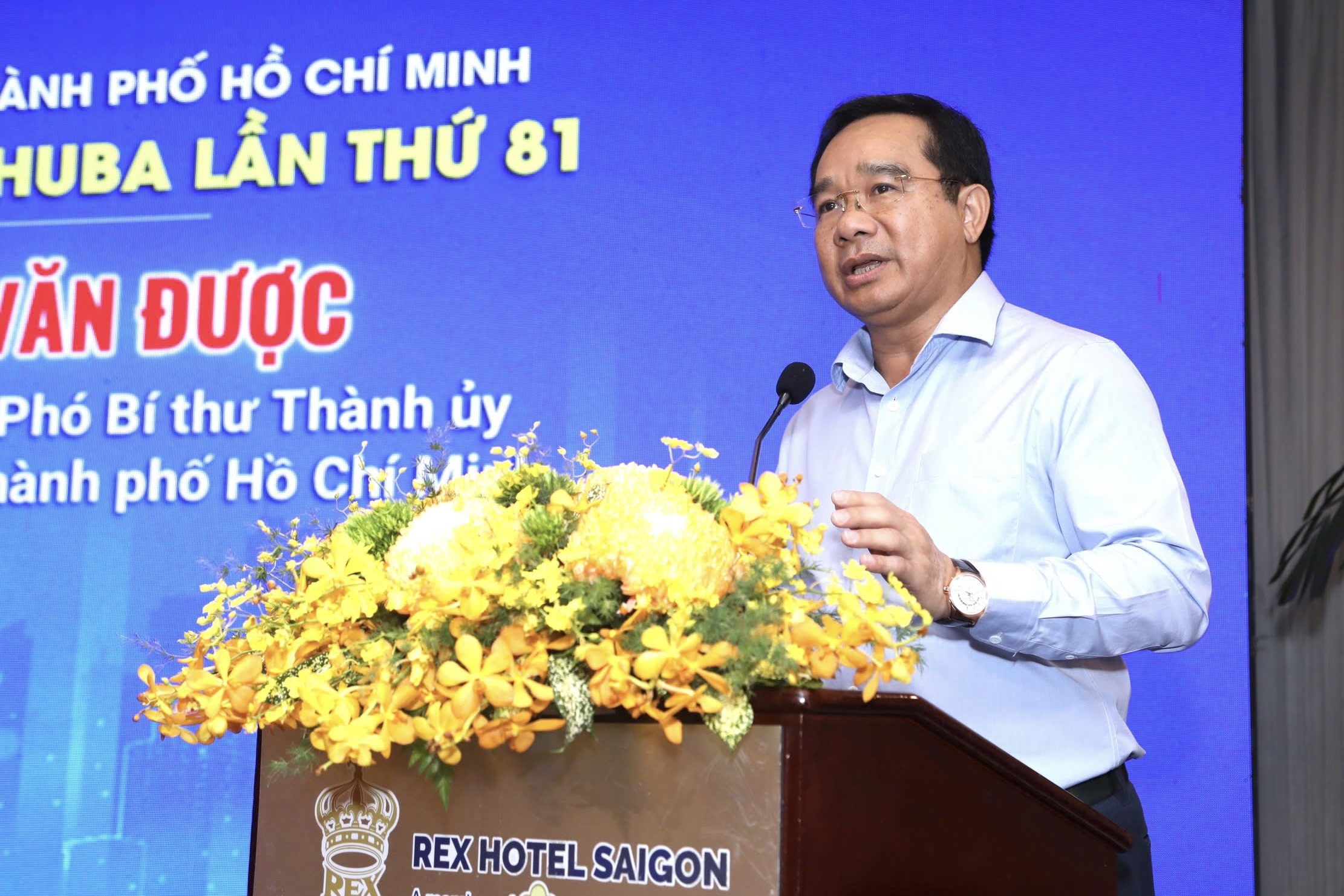 Chu tich TP.HCM Nguyen Van Duoc an sang, ca phe voi doanh nhan hinh anh
