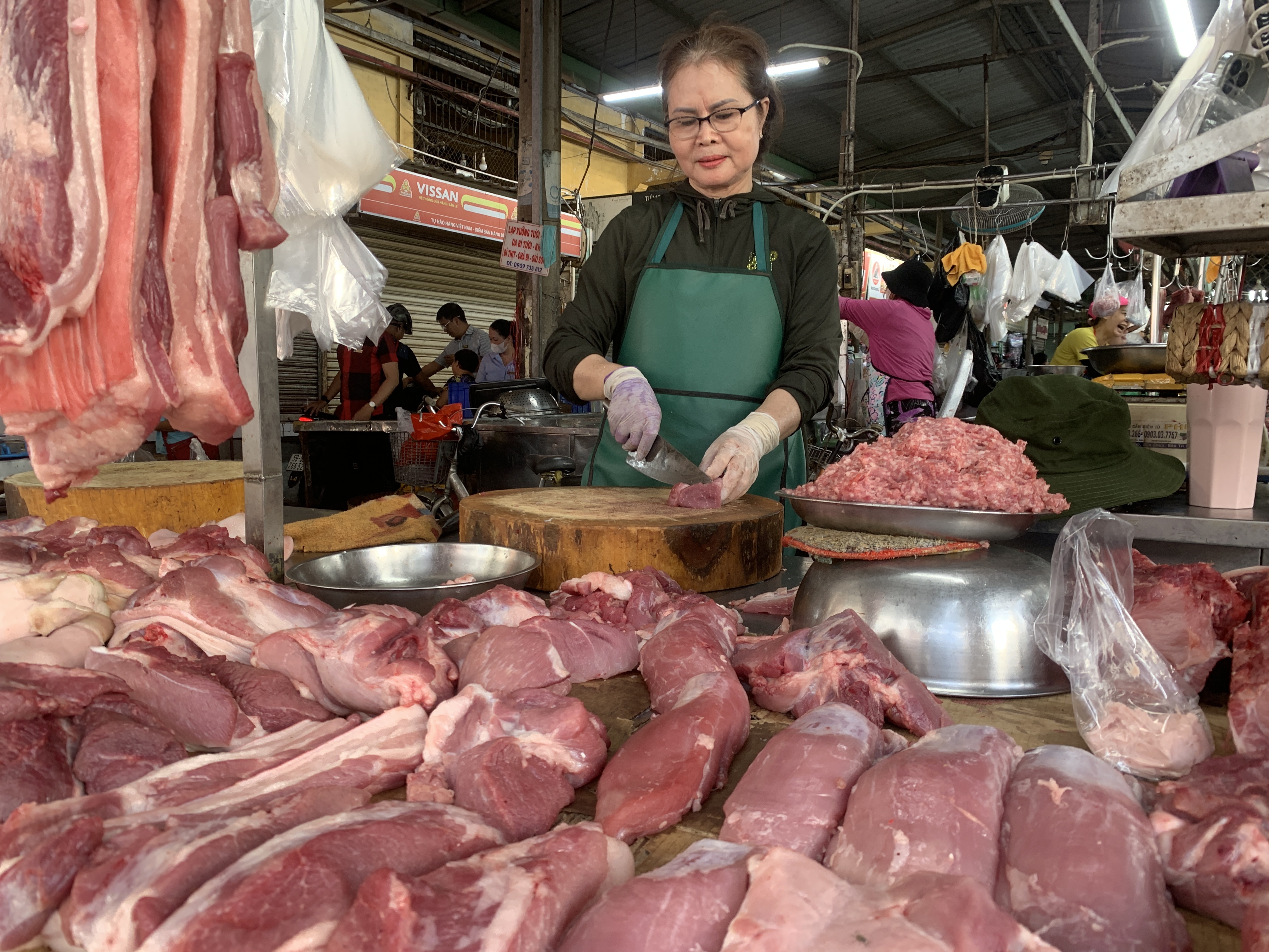 Gia thit heo tang chong mat, tieu thuong bo sap, doanh nghiep keu kho hinh anh