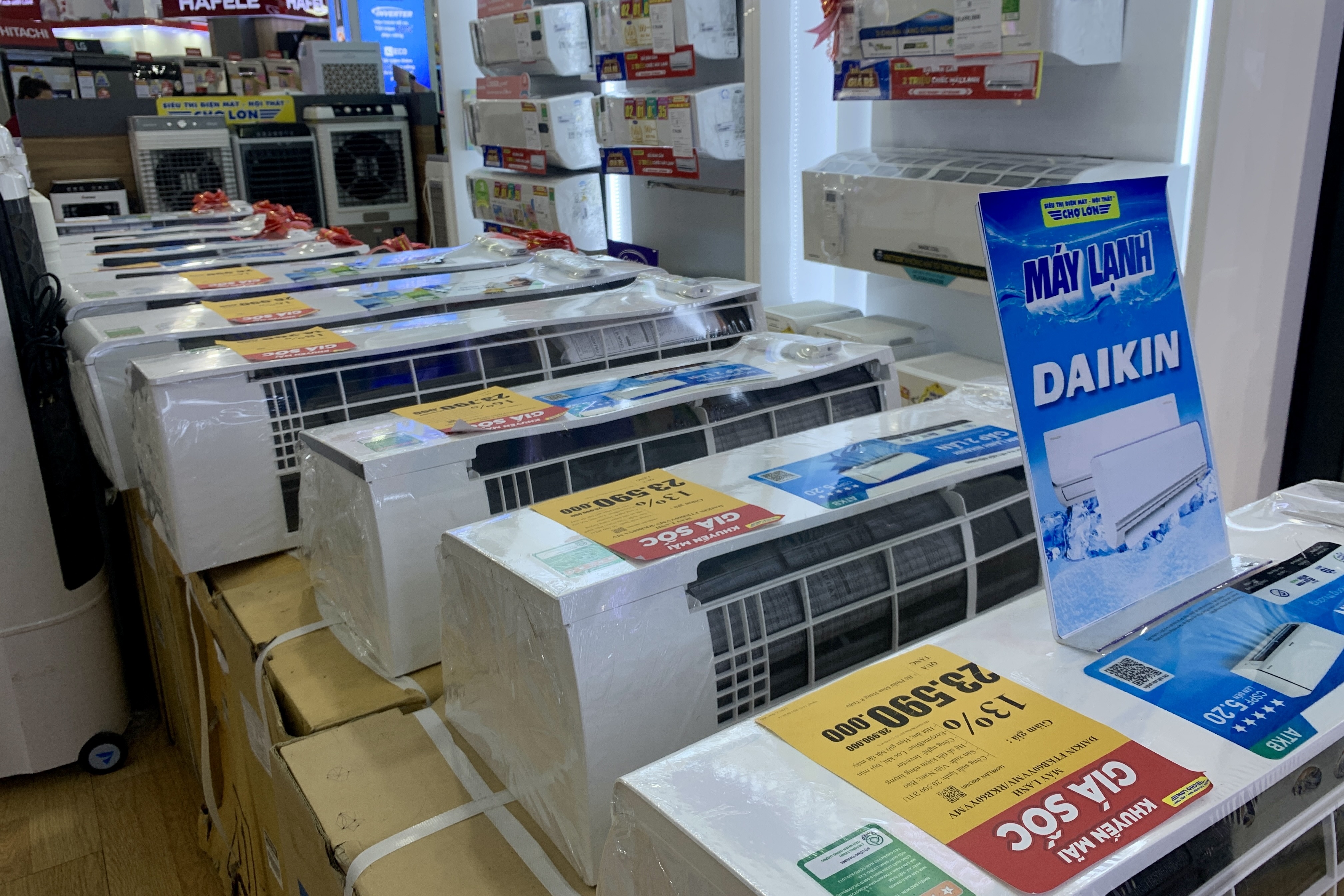 TP.HCM nắng nóng kéo dài, người dân đổ đi mua máy lạnh, quạt điều hòa