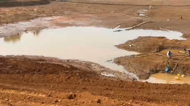 Ho thuy loi cai tao, nong dan trong ca phe phai mua nuoc theo gio hinh anh