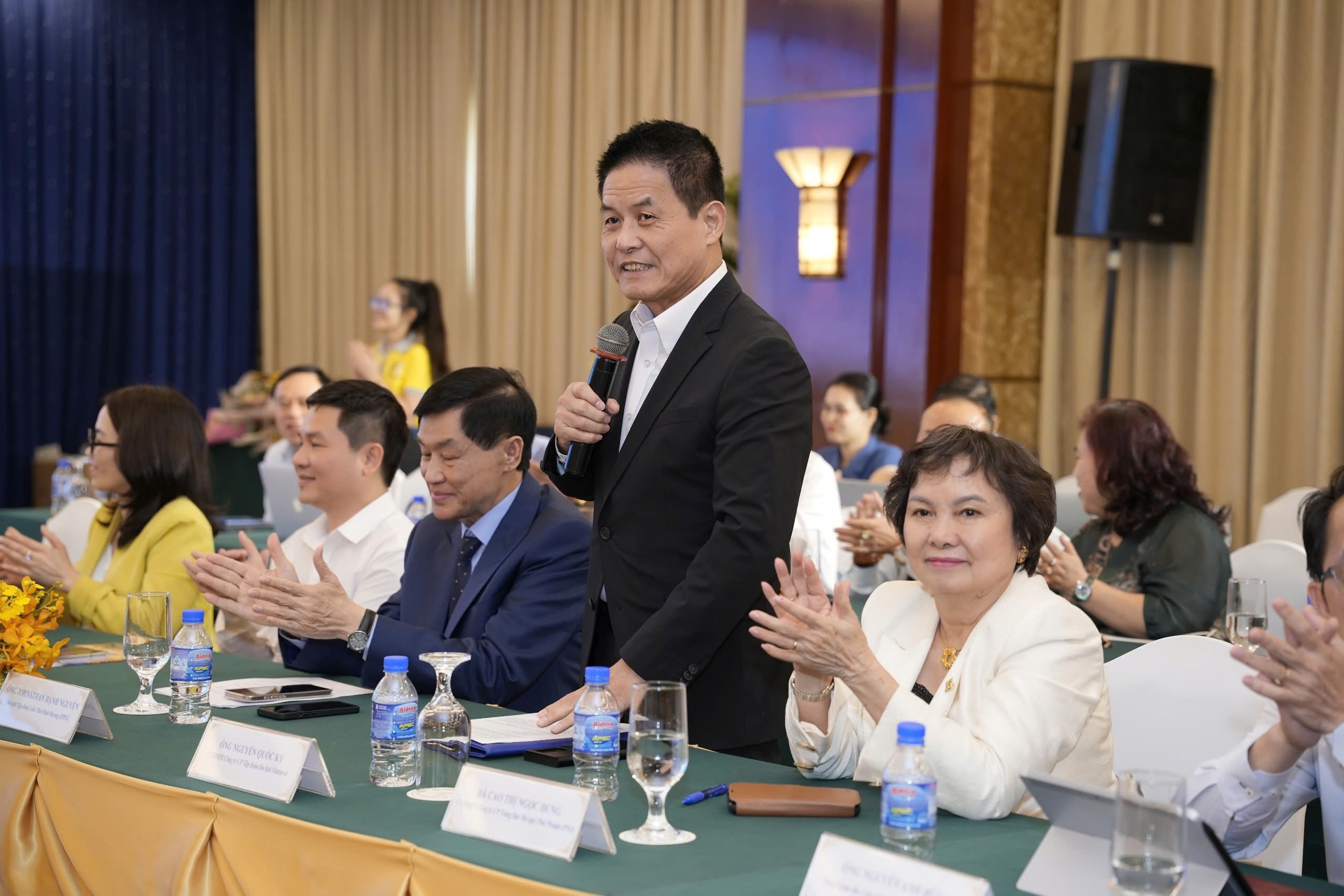 Johnathan Hanh Nguyen,  Vietravel anh 1