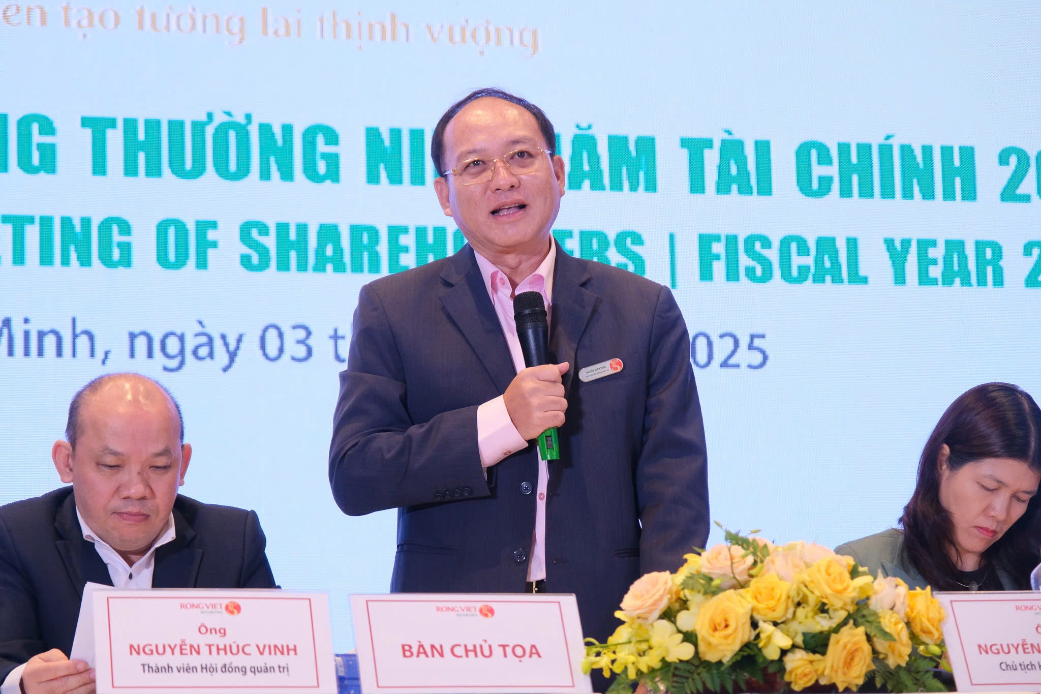 Cong ty chung khoan de dat do lo ngai rui ro thue quan toan cau hinh anh