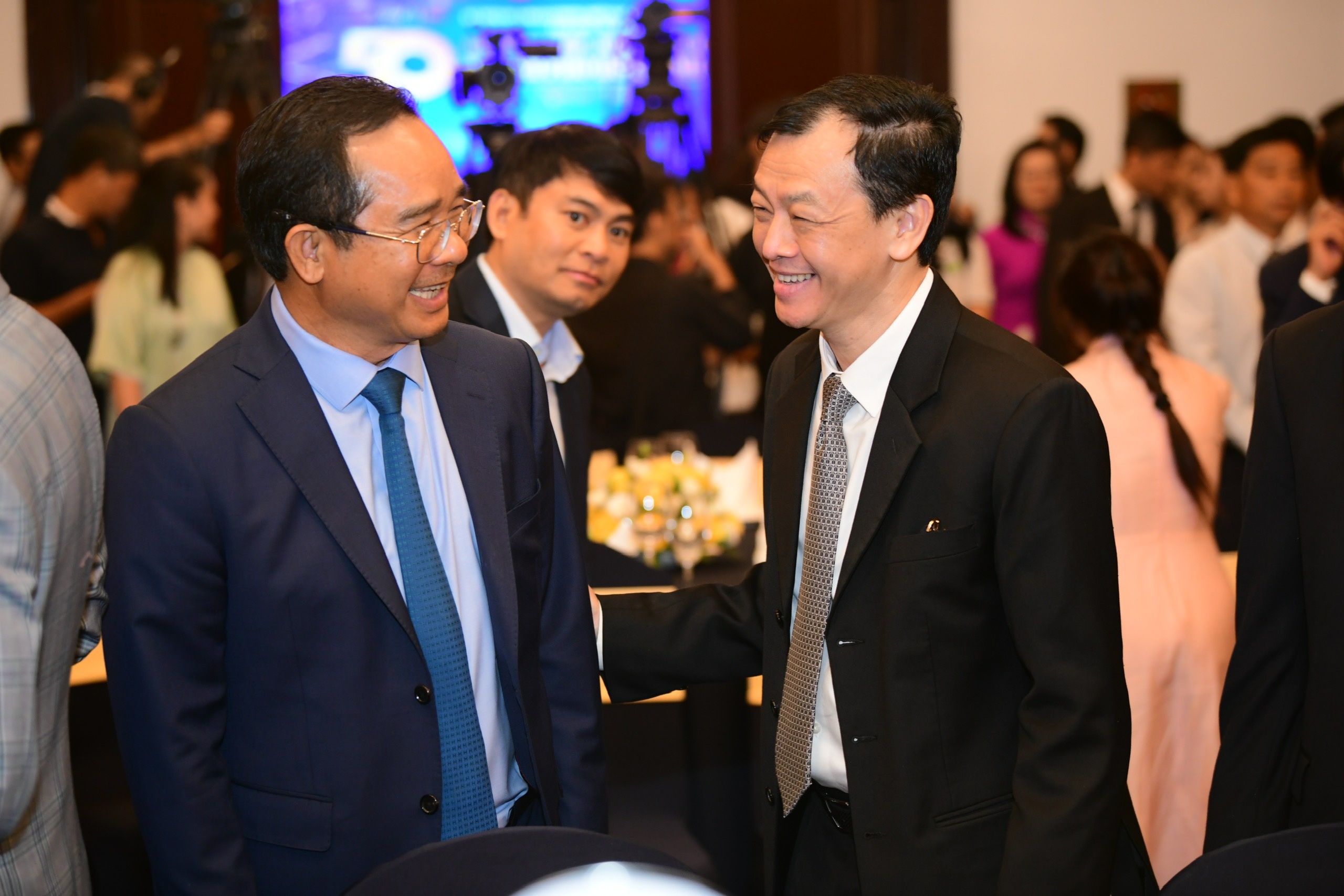 Chu tich TP.HCM: Tao san choi binh dang cho DN, khong 'hanh chinh' hinh anh