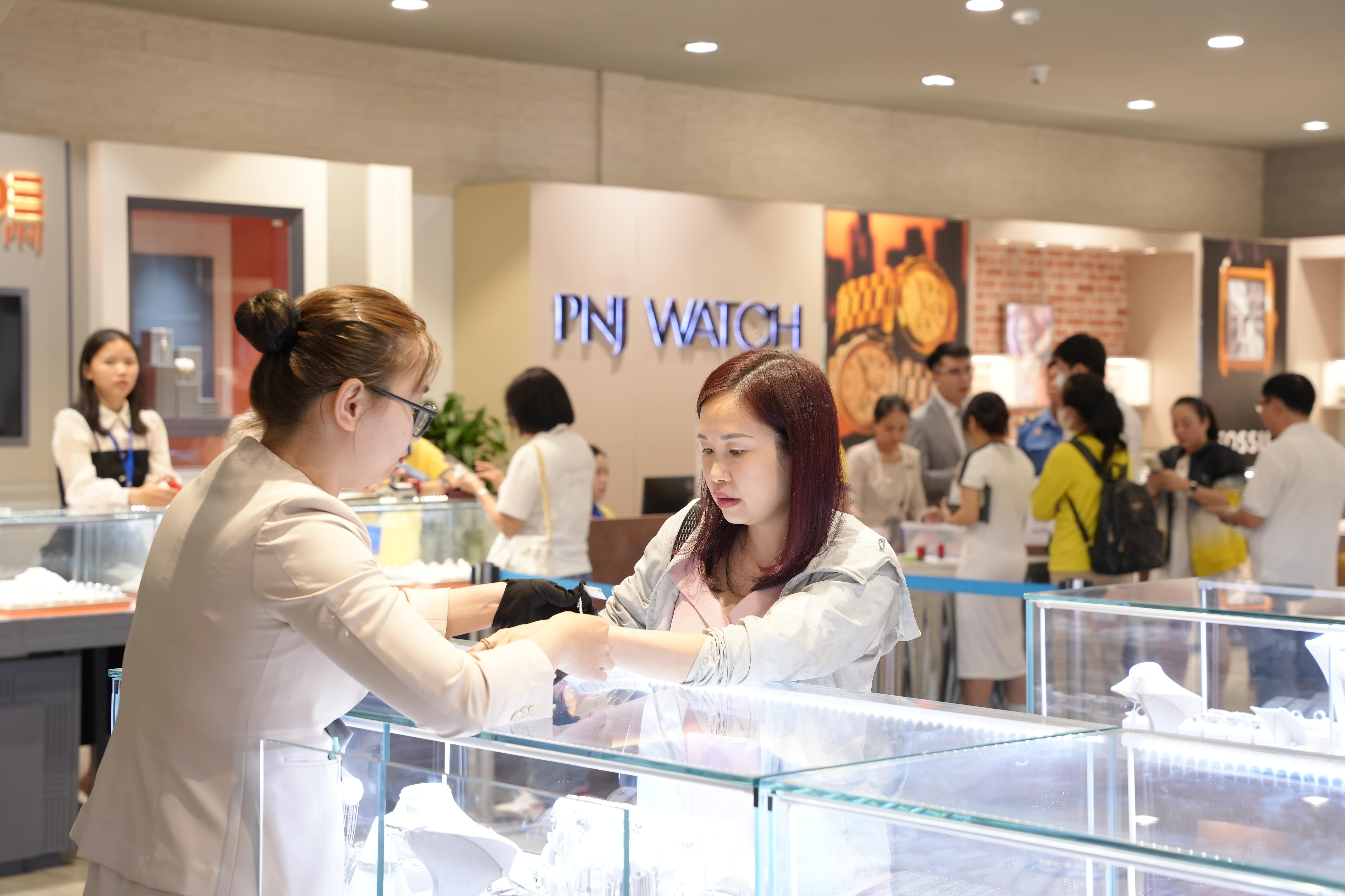 PNJ giam doanh thu vi thieu vang 24K hinh anh