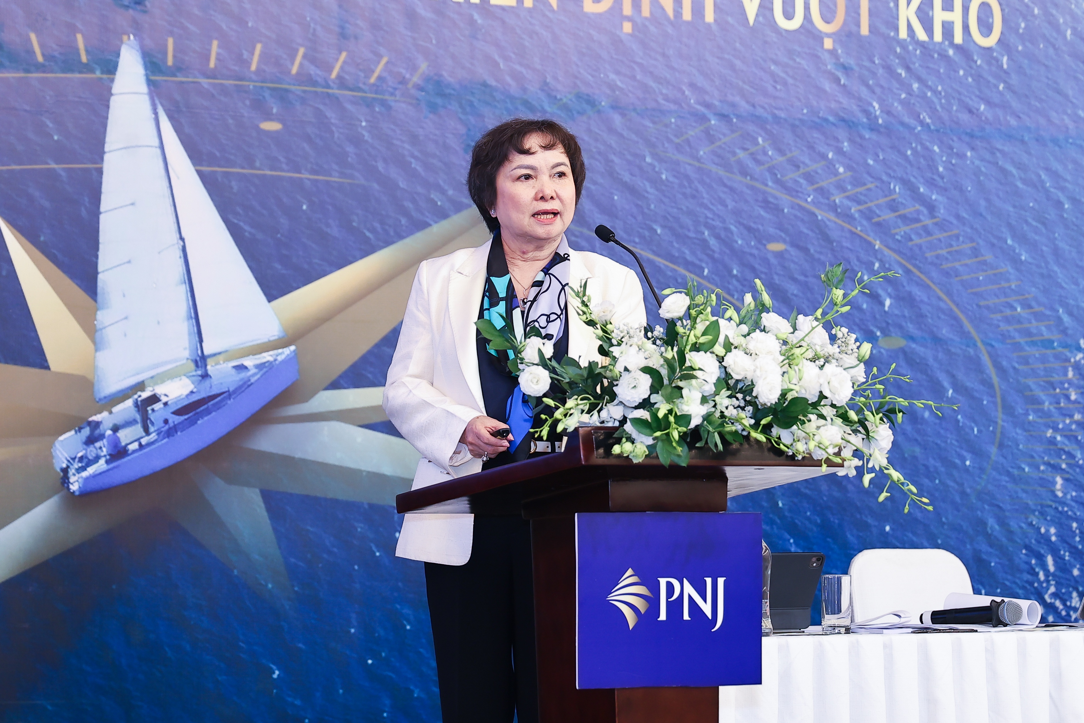 Ba Cao Thi Ngoc Dung: PNJ khong huong loi khi gia vang tang hinh anh