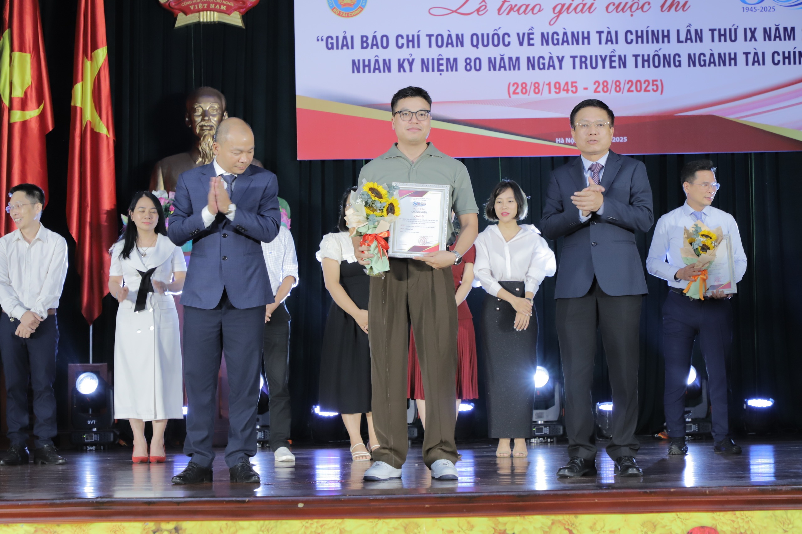 Tri Thuc - Znews doat giai C Giai bao chi toan quoc ve nganh Tai chinh hinh anh