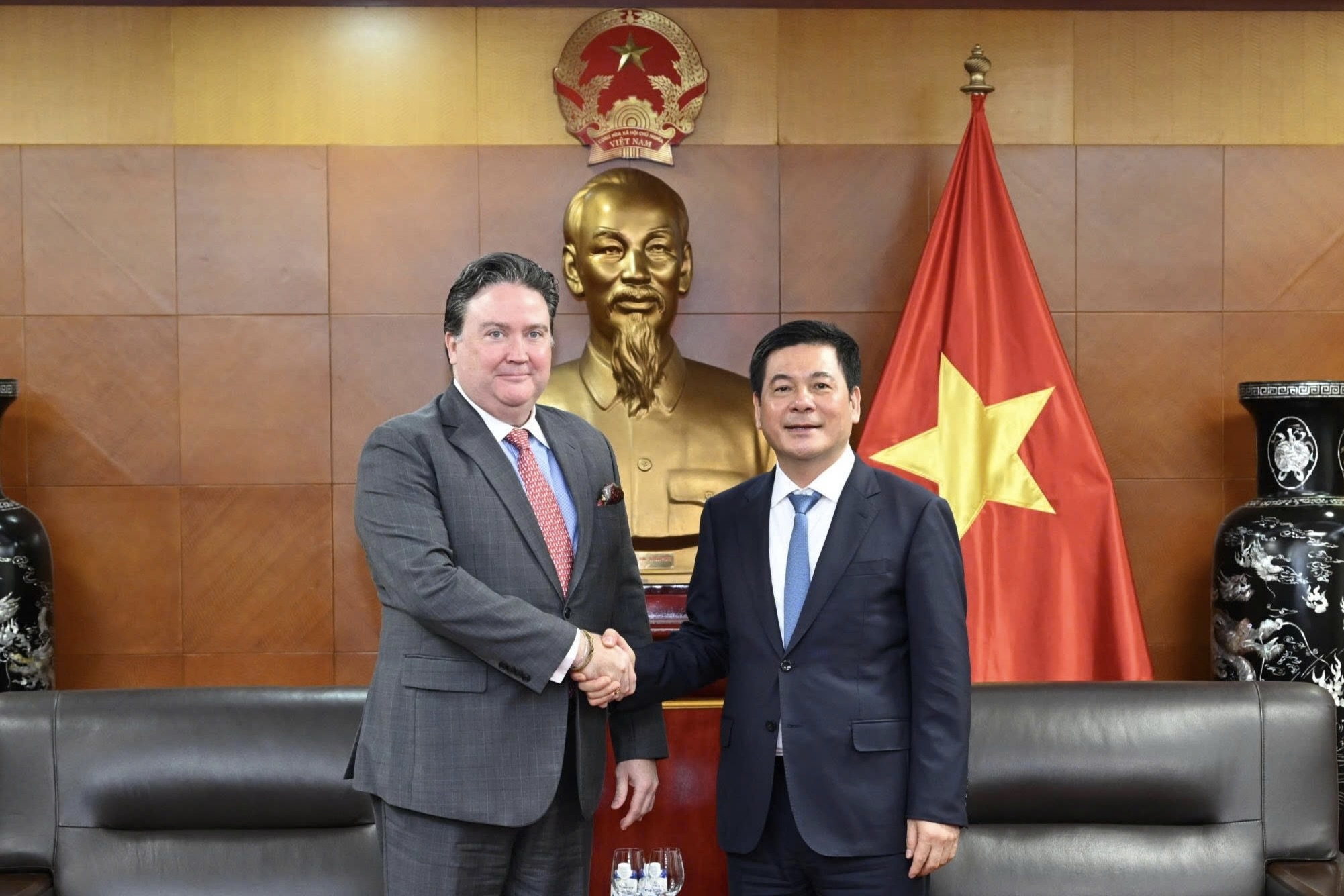 Bo truong Cong Thuong lam viec voi Dai su My, thuc day dam phan hinh anh