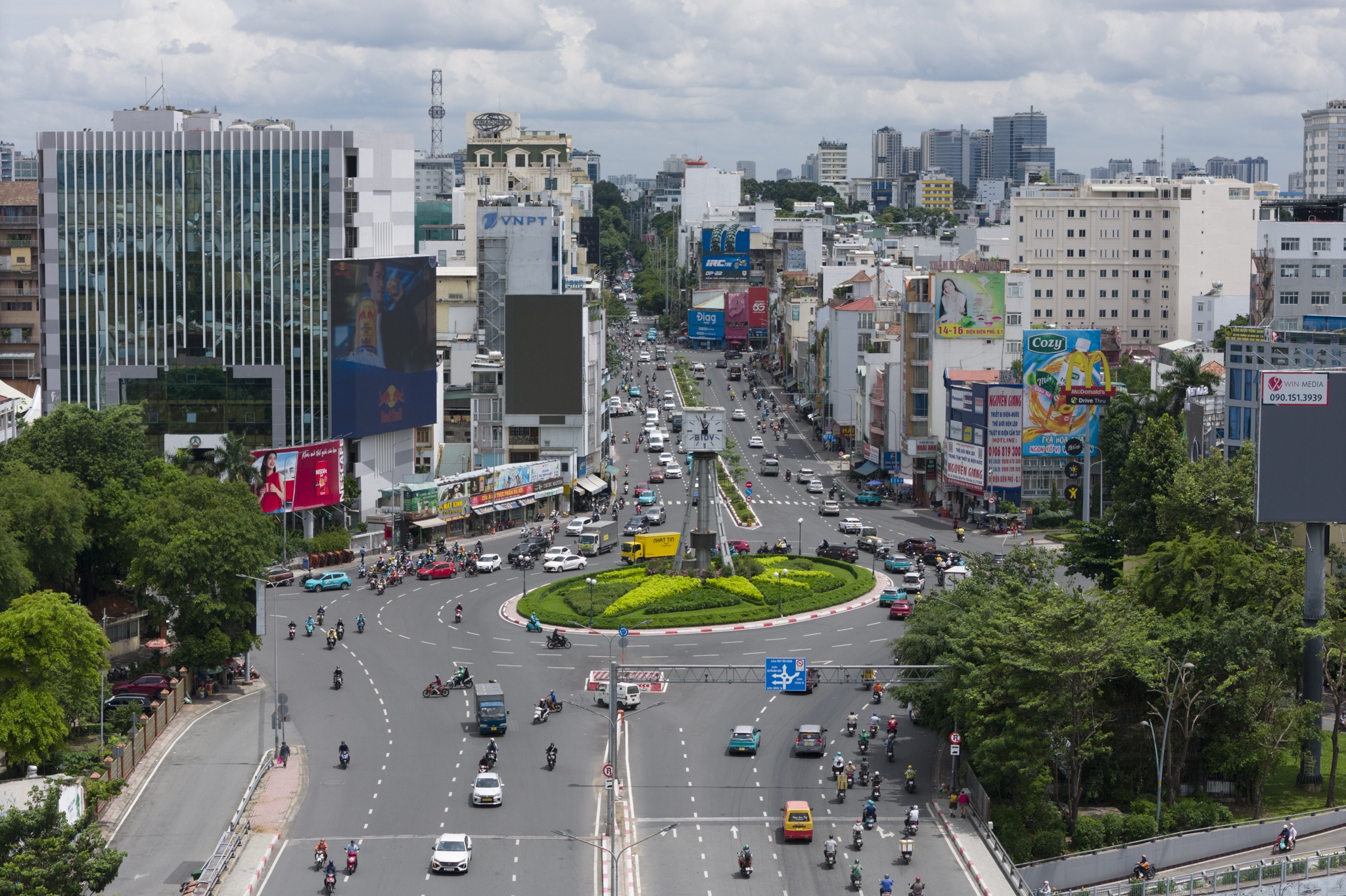 The Gioi Di Dong, Hoa Sen, Tan Hiep Phat lu luot 'chuyen' ve TP.HCM hinh anh