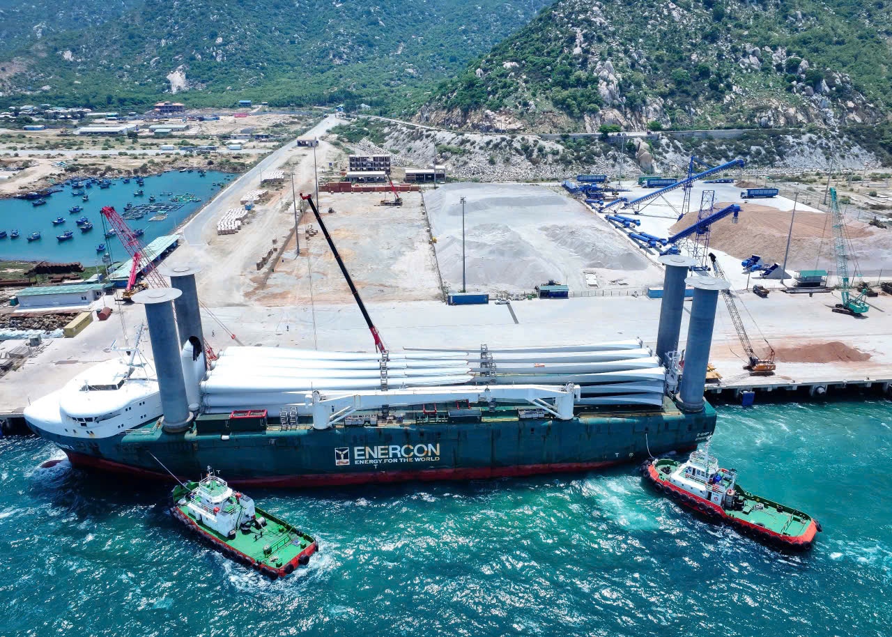 Cang Trung Nam Ca Na lan dau don tau sieu trong cho tuabin gio hinh anh