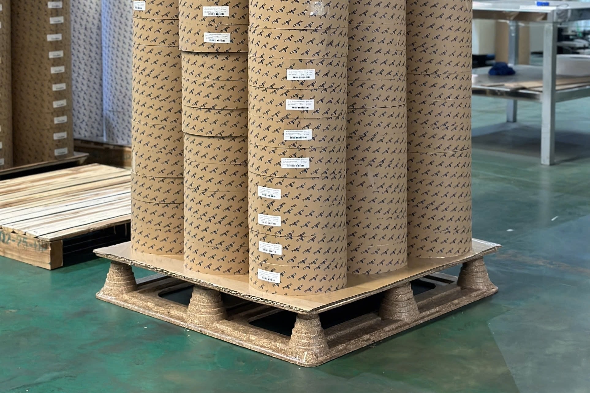 Doanh nghiep Viet lam pallet tu xo dua, vo ca phe, tai trong den 2 tan hinh anh