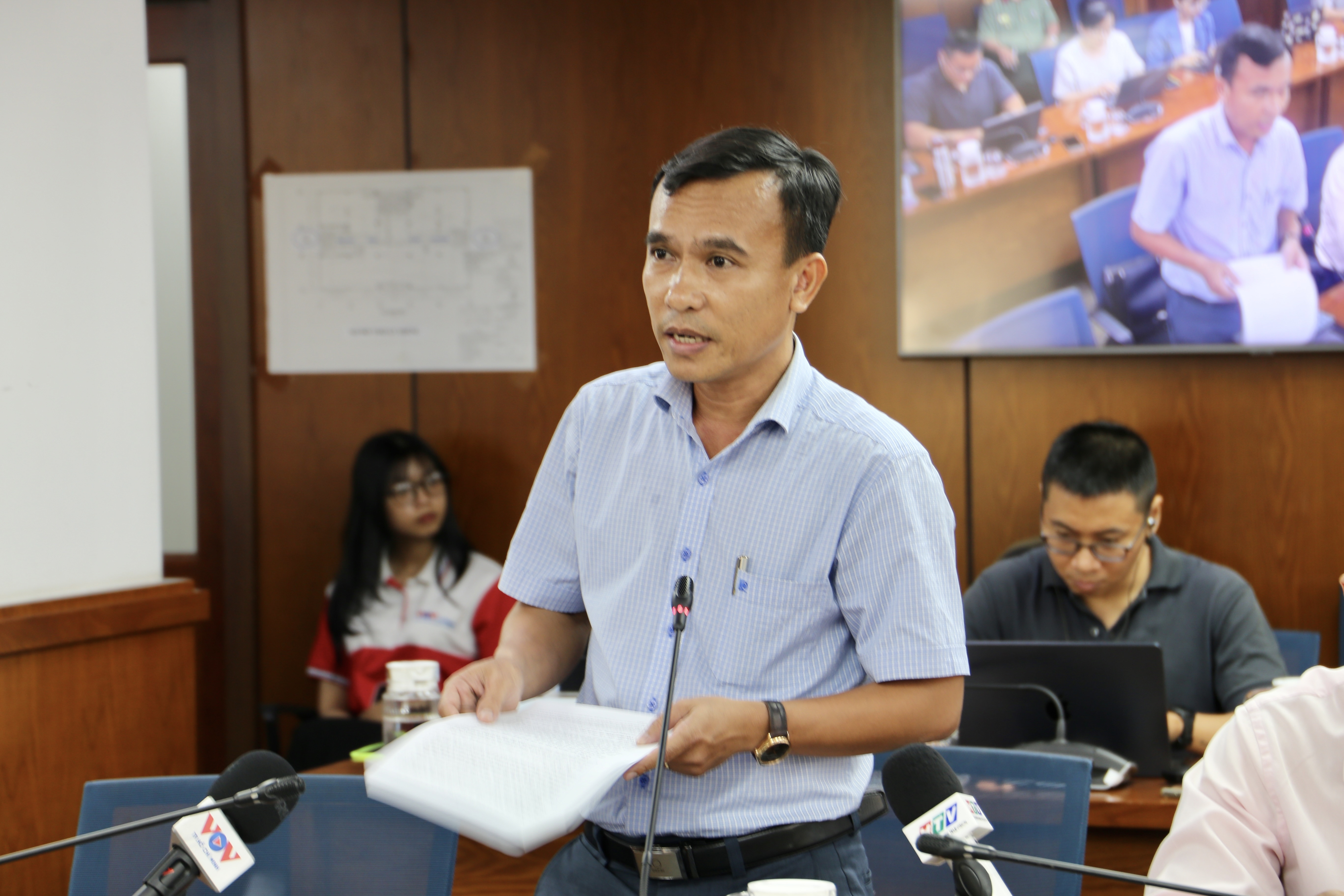 Cong chuc di xe dua ruoc den trung tam hanh chinh TP.HCM tang ro ret hinh anh