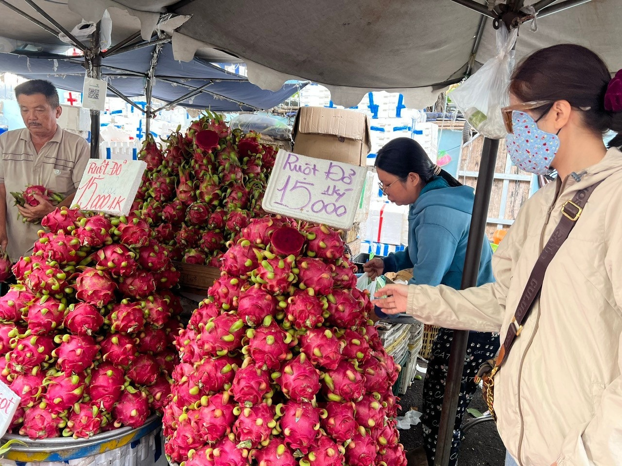 vai,  sau rieng,  man ha noi,  cho ba chieu anh 3