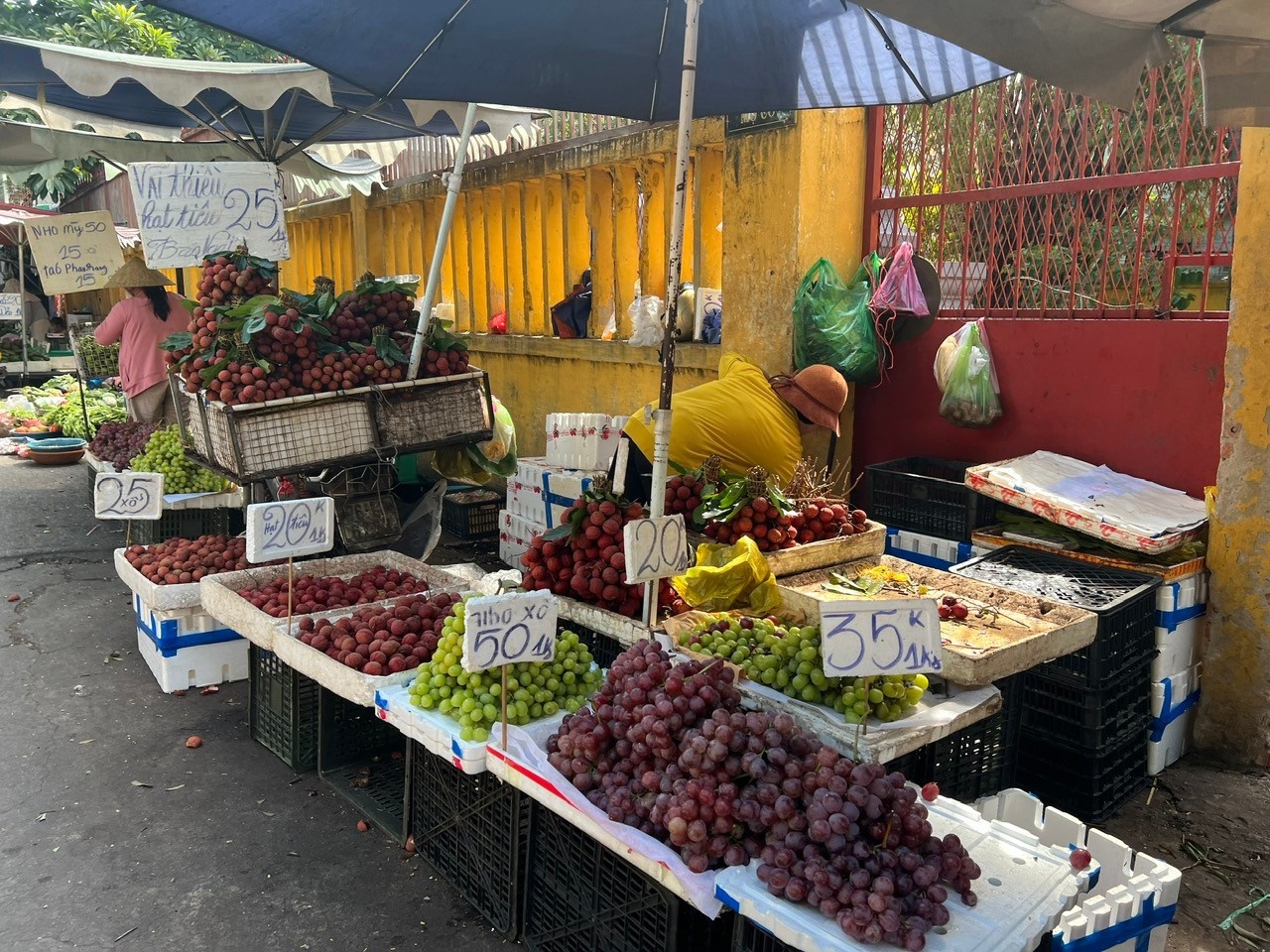 vai,  sau rieng,  man ha noi,  cho ba chieu anh 1