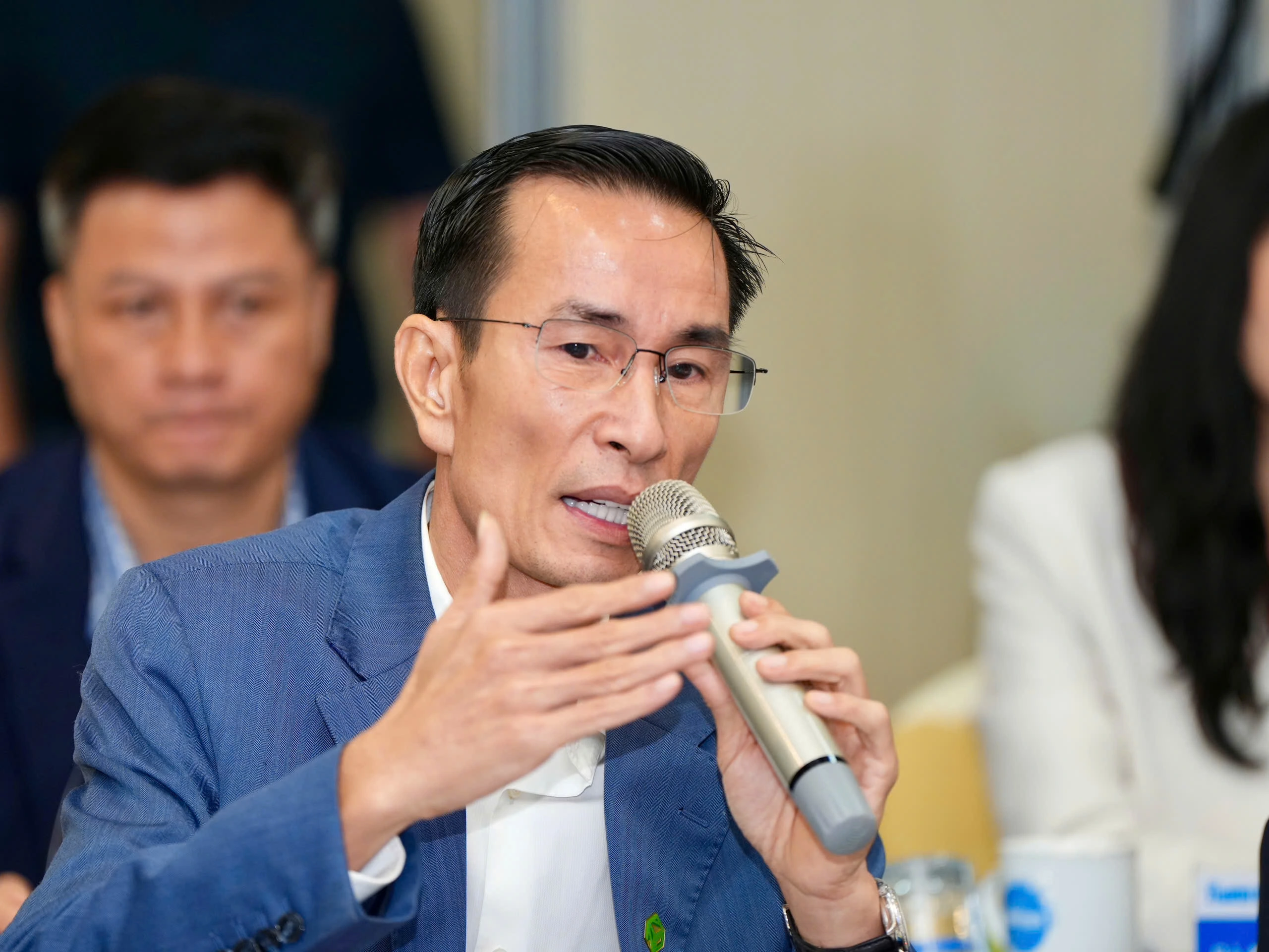 Sep Novaland noi da chi 300 ty dong ho tro cu dan vi cham cap so hinh anh