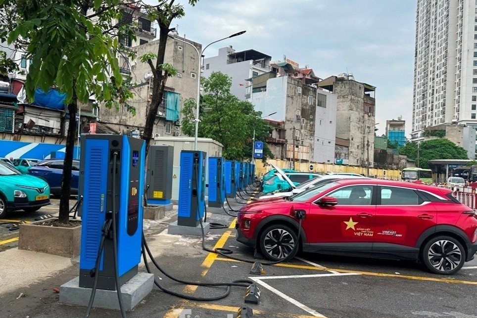 Cac tram sac xe dien tai ben xe Ha Noi duoc lap dat, su dung ra sao? hinh anh