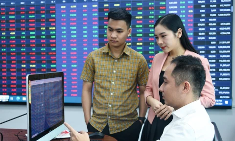 Co nen ban vang, do tien vao chung khoan? hinh anh