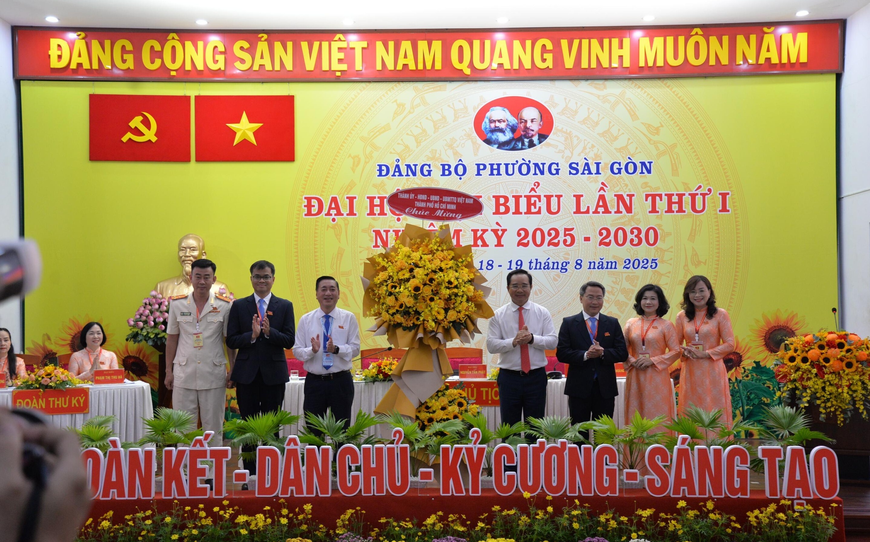 khu thuong mai tu do anh 1