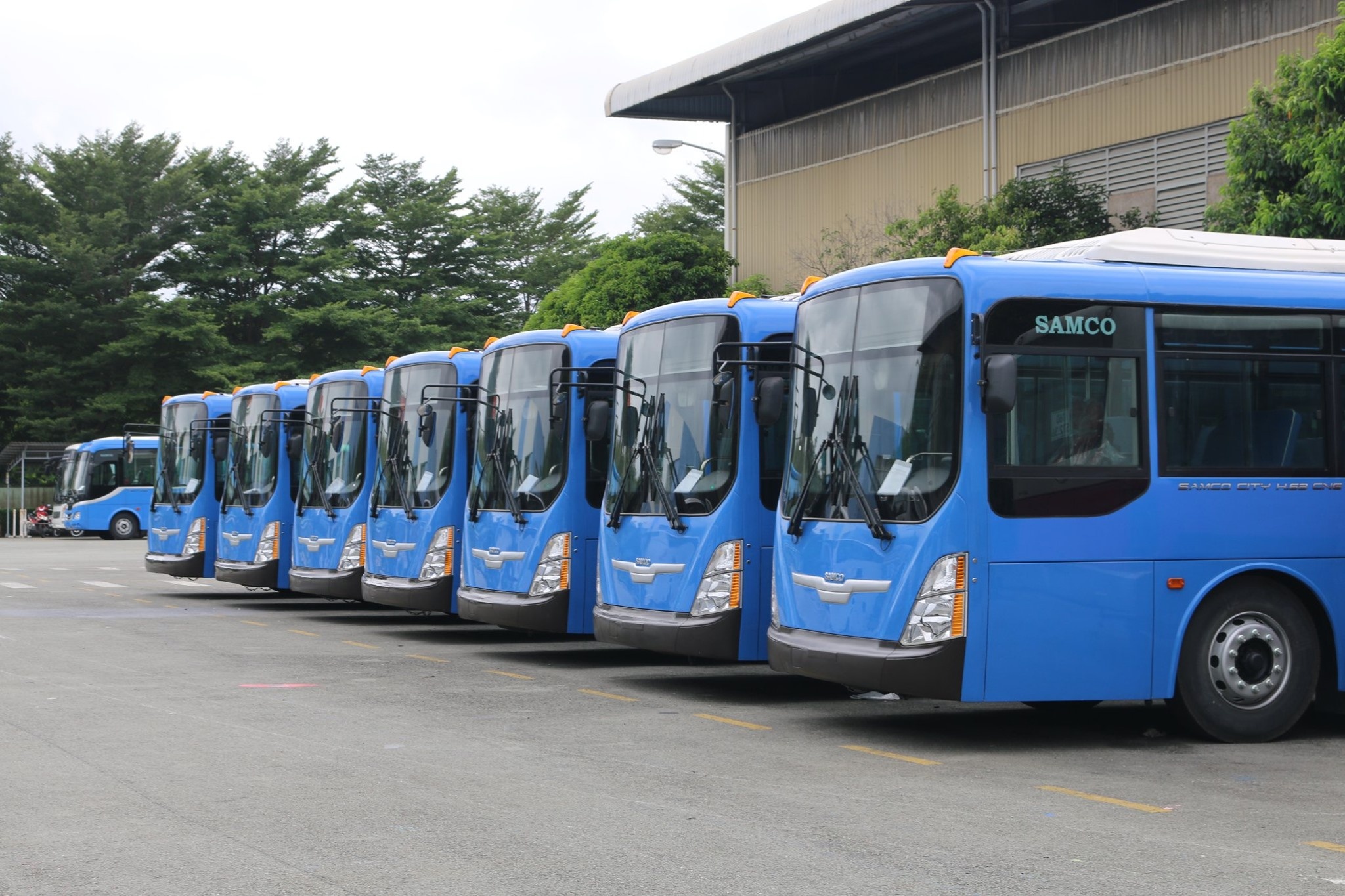 Samco 'ket' 100 xe buyt CNG moi, lo ngai lap lai voi xe dien hinh anh