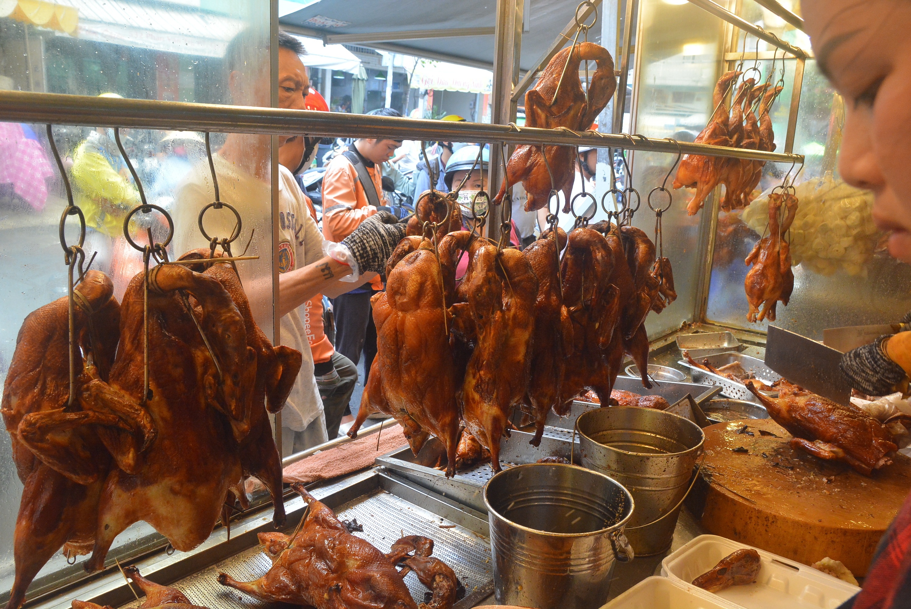 Tiem vit quay o TP.HCM thu ca tram trieu dong dip 2/9 hinh anh