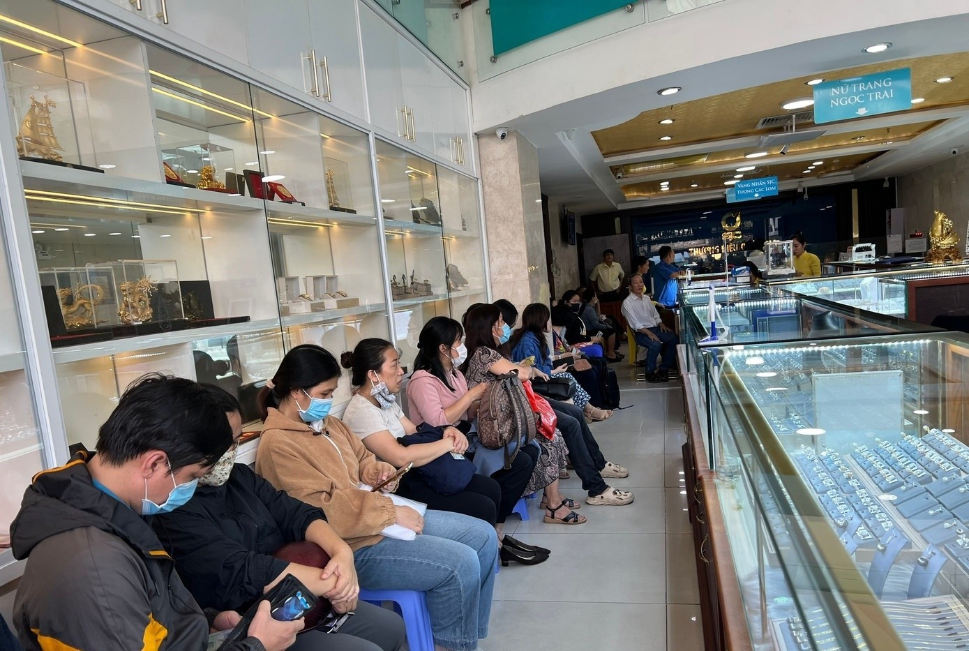 Ly do nhieu nguoi 'quay xe' khi vua toi tiem vang hinh anh