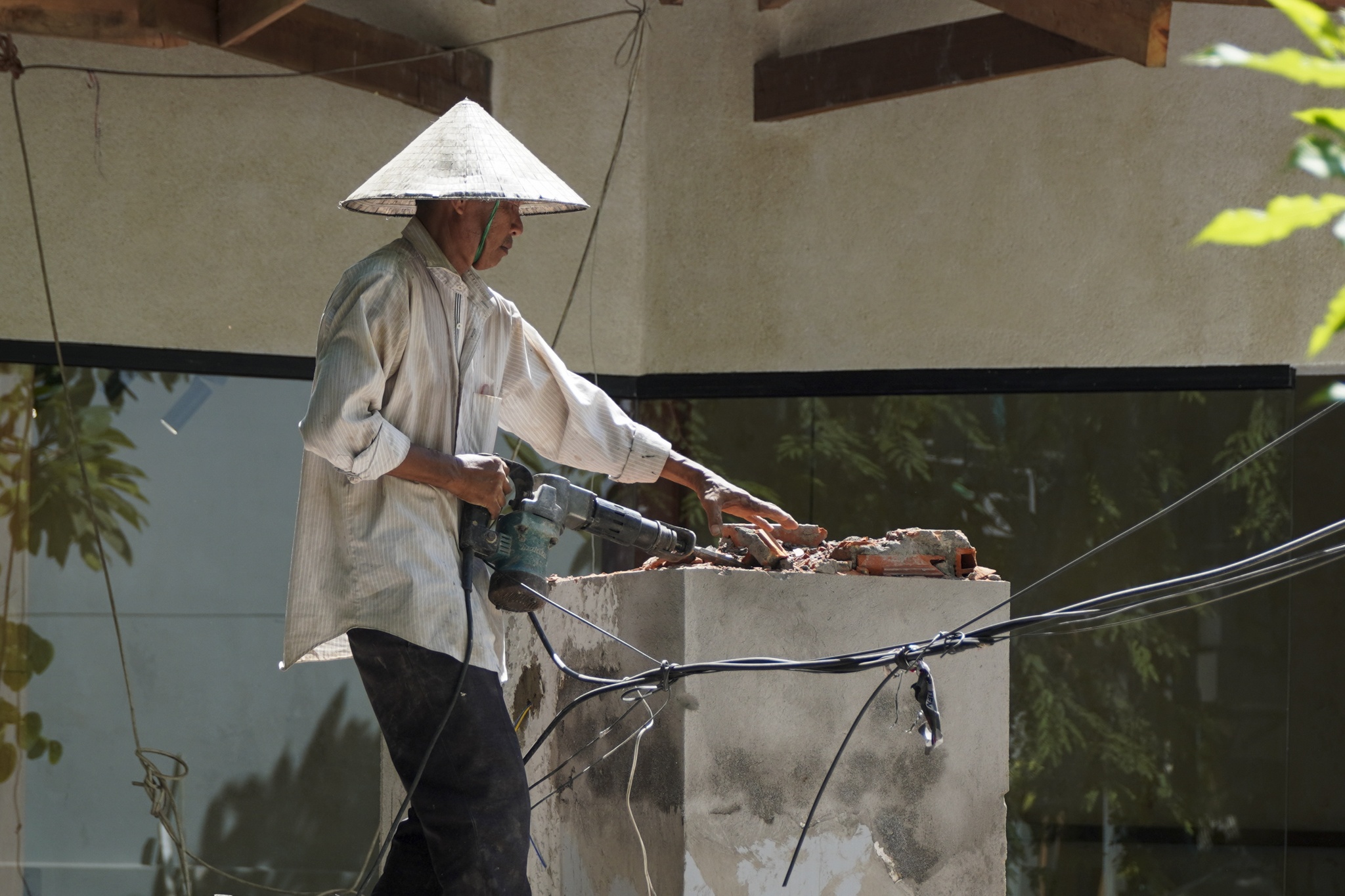 Gia vat lieu tang nong: Nguoi dan hoan xay, nha thau 'gong lo' hinh anh