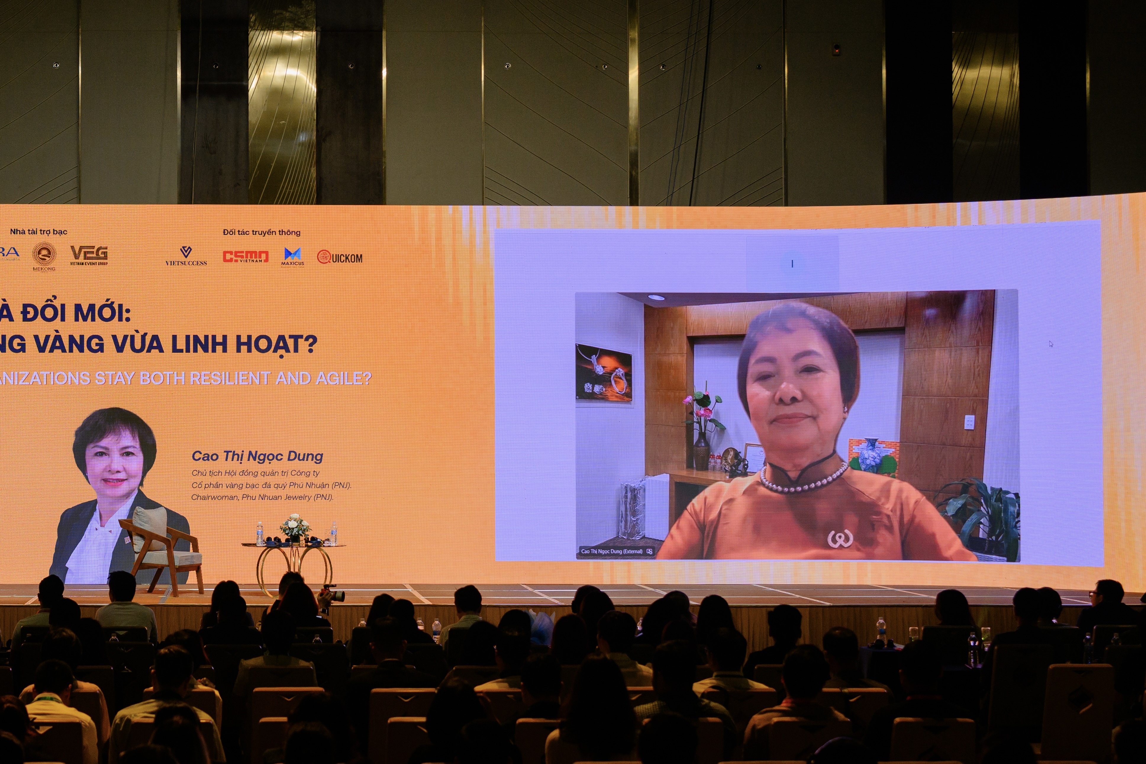 Cuon sach thay doi PNJ hinh anh