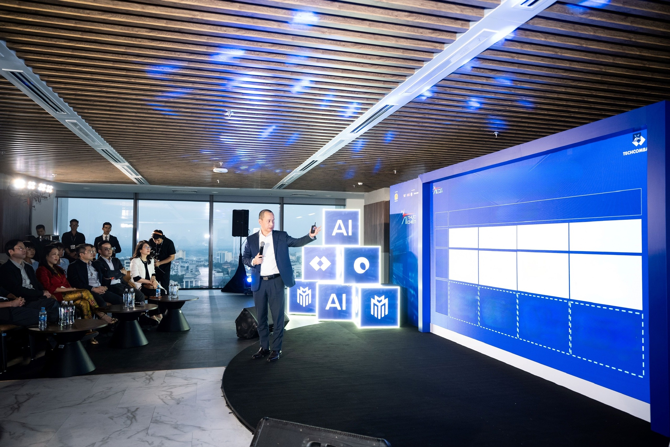 Techcombank chao don nhan tai 'A.I thuc chien' tham quan tru so hinh anh