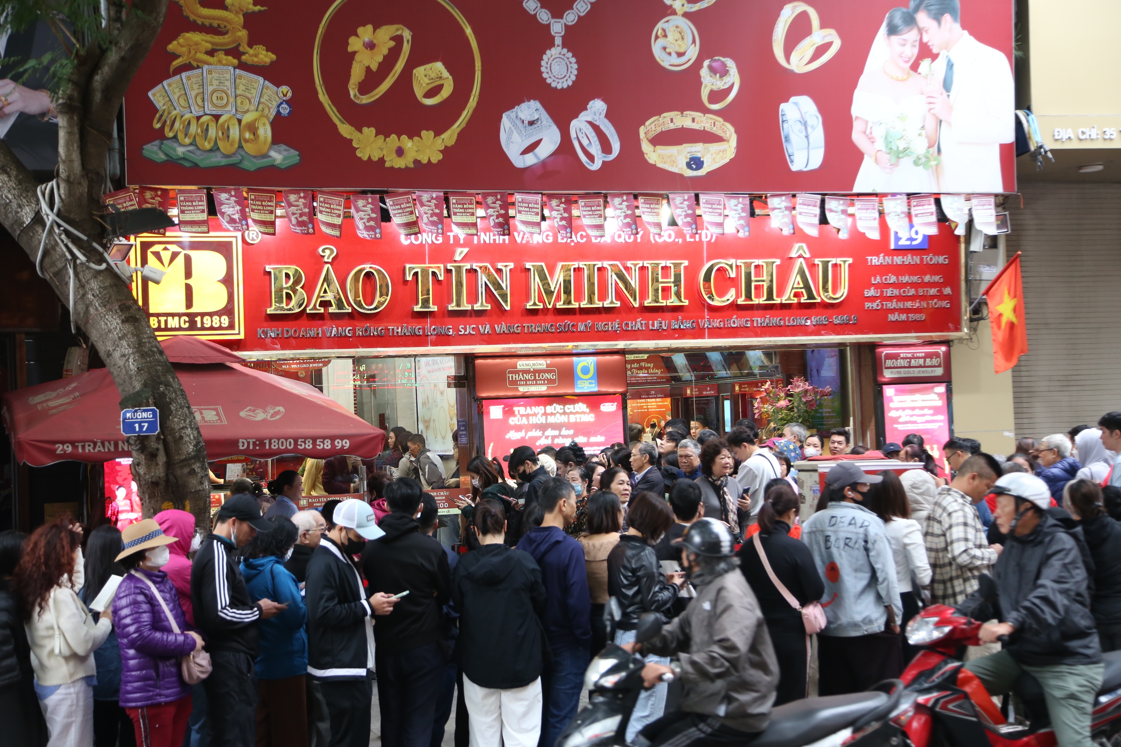 Lo gia vang giam nua, nhieu nguoi tiep tuc mang di ban hinh anh