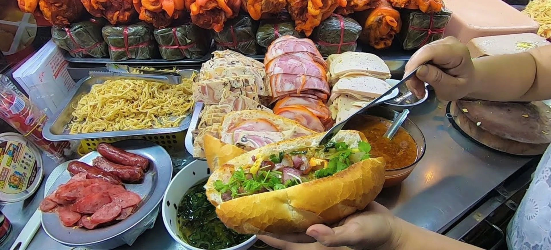 Sau vu ngo doc o TP.HCM: Nhieu nguoi e de an banh mi hinh anh