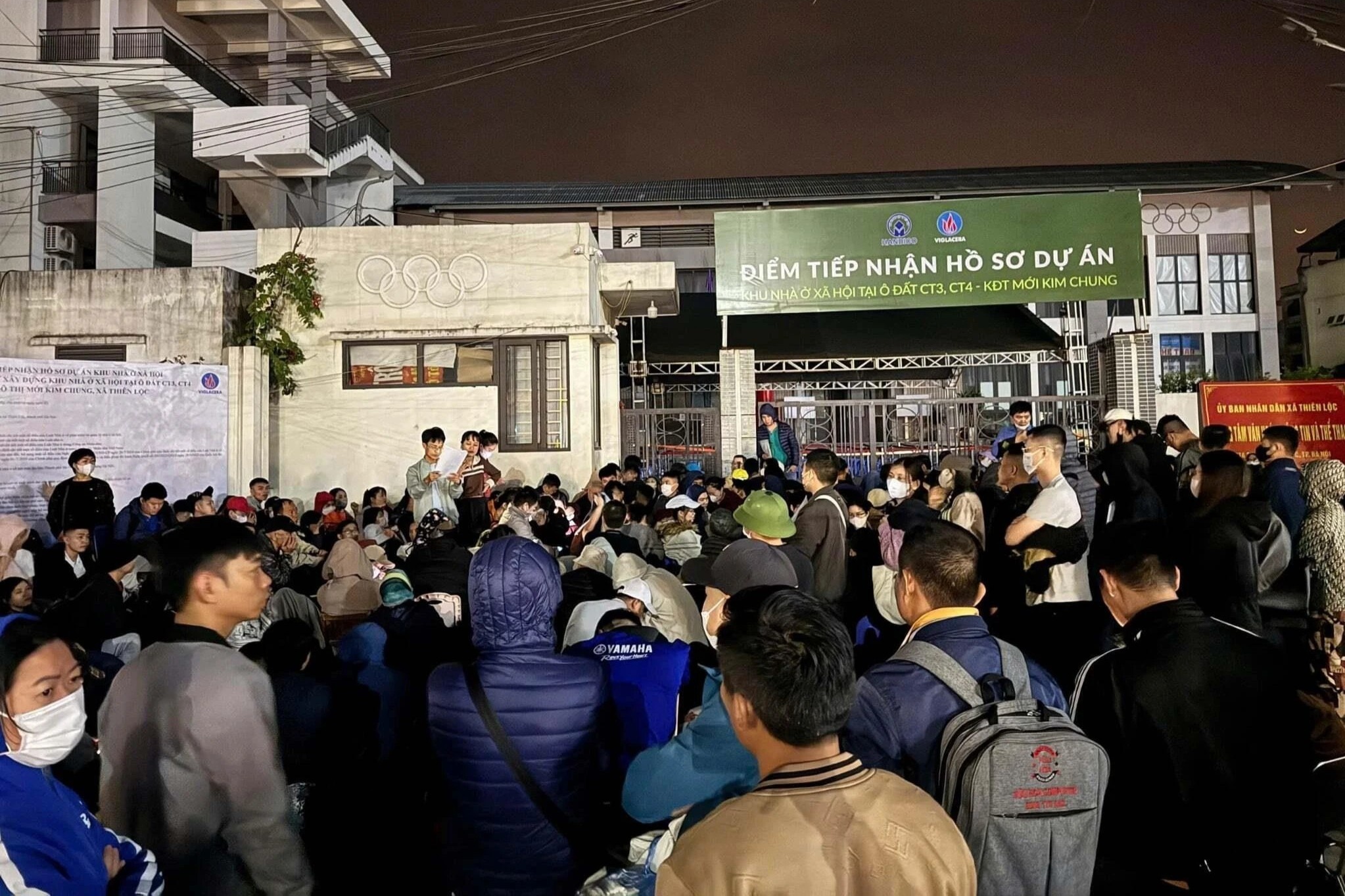 Vat va xuyen dem cho nop ho so mua nha xa hoi hinh anh