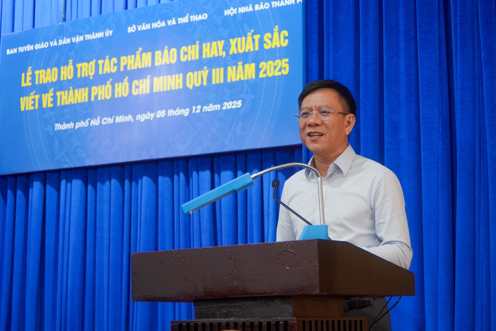 TP.HCM khen thuong 70 tac pham bao chi xuat sac viet ve thanh pho hinh anh