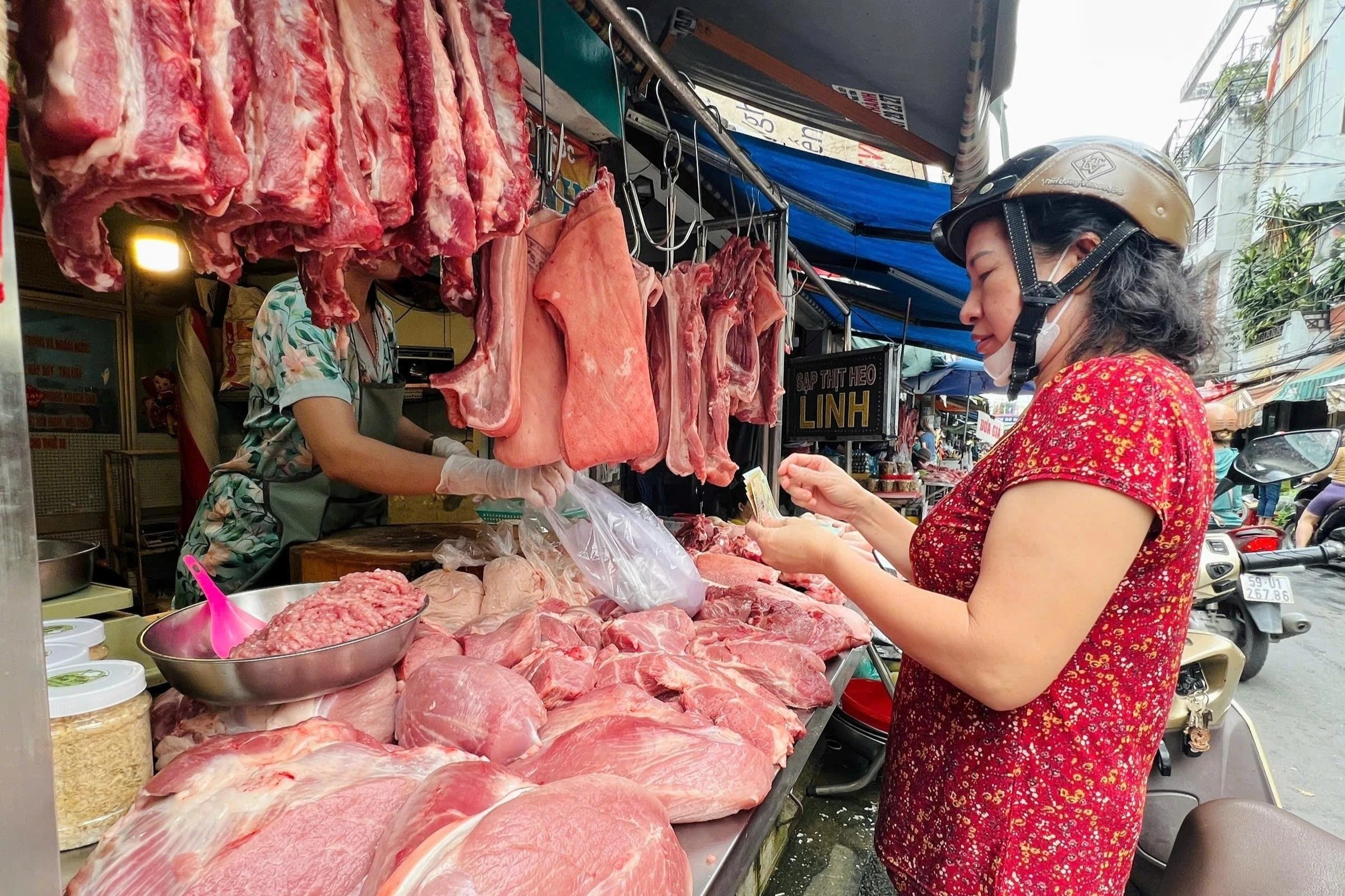 Gia thit, trung tang manh, nguoi tieu dung xoay xo sao mua can Tet? hinh anh