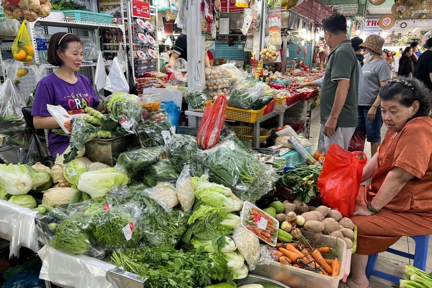 Ba noi tro chat vat trong vong xoay 'bao gia' dip can Tet hinh anh