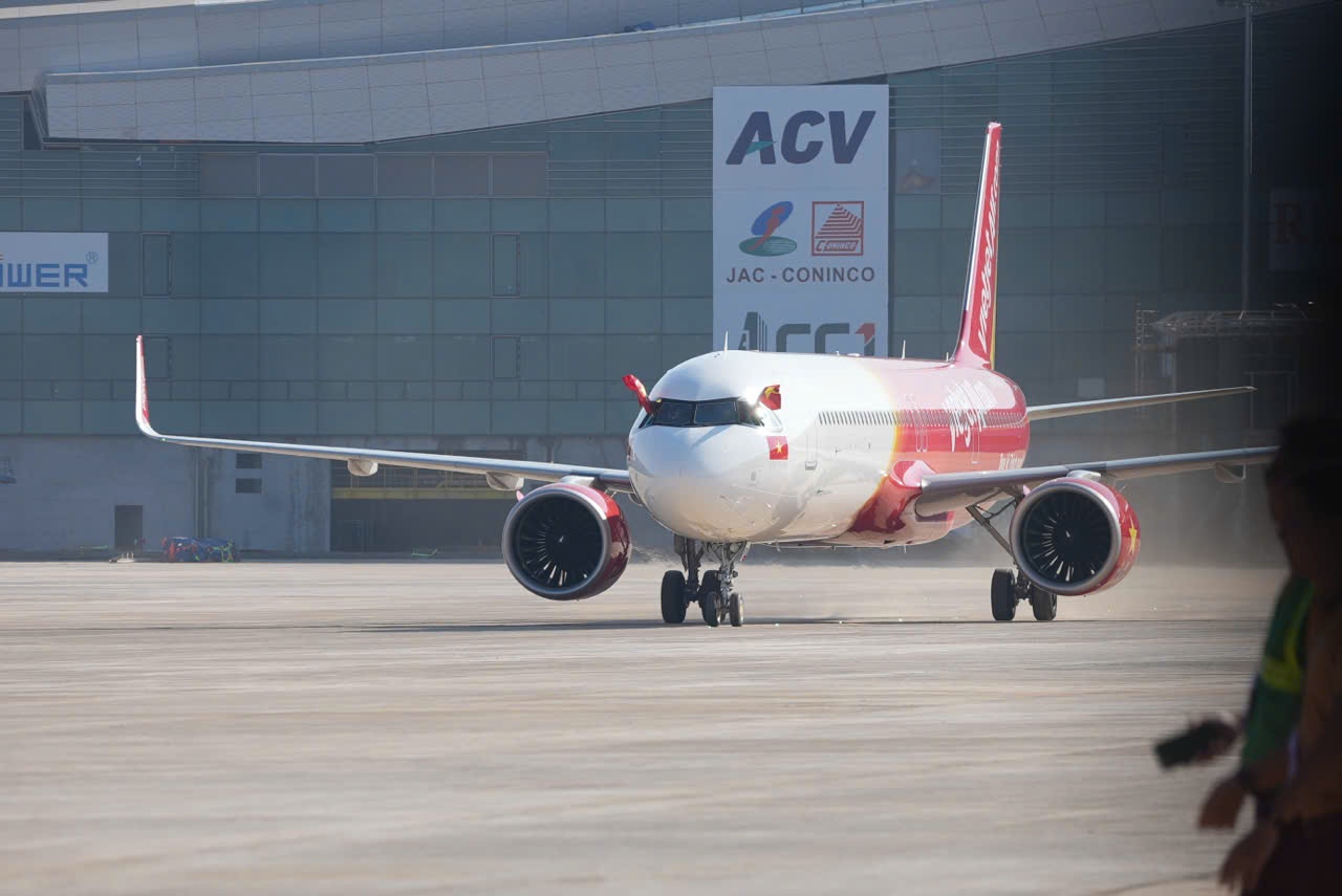 Nhin lai khoanh khac cac chuyen bay cho khach dau tien den Long Thanh hinh anh