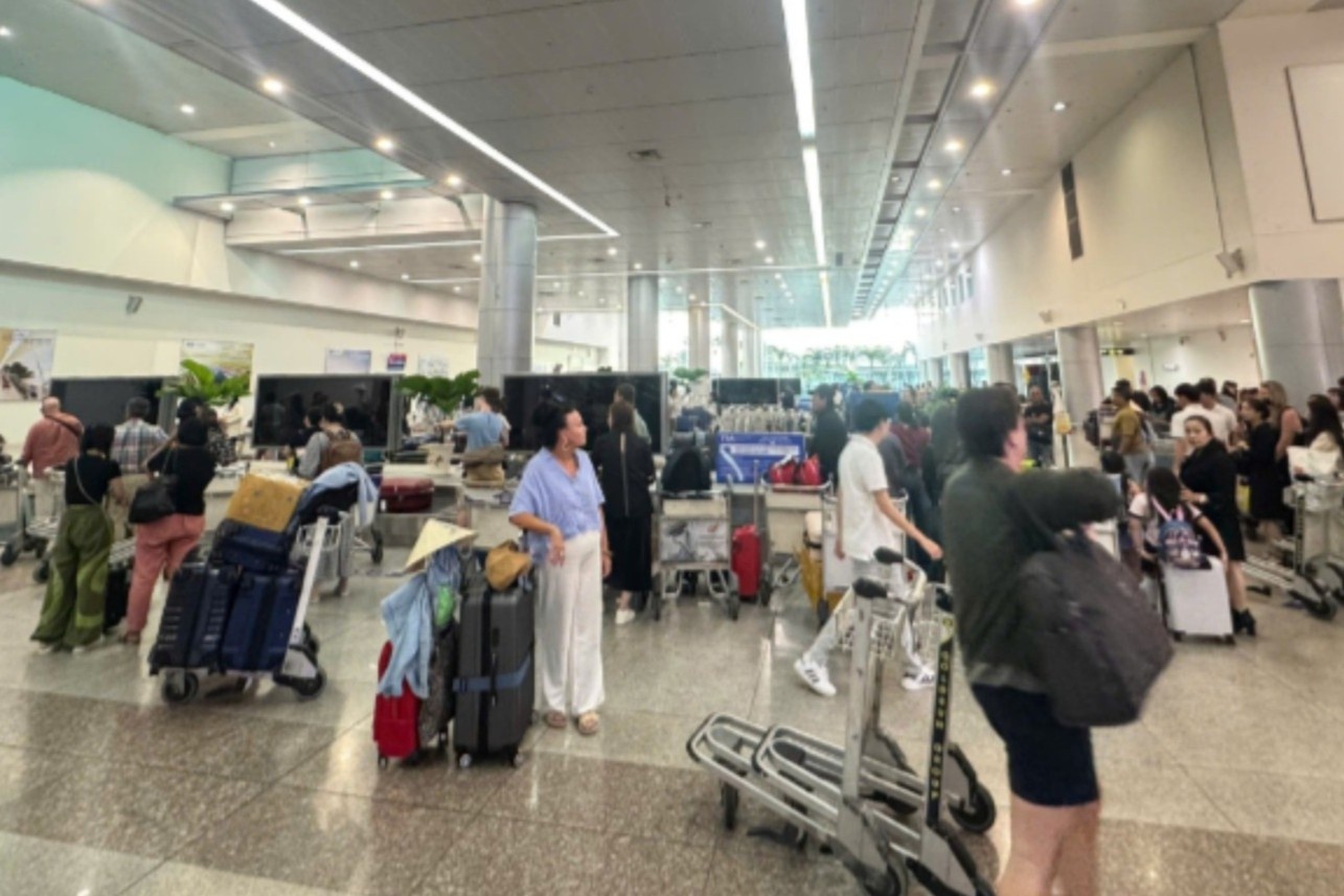 Bat ngo san bay Tan Son Nhat ngay dau nam moi hinh anh