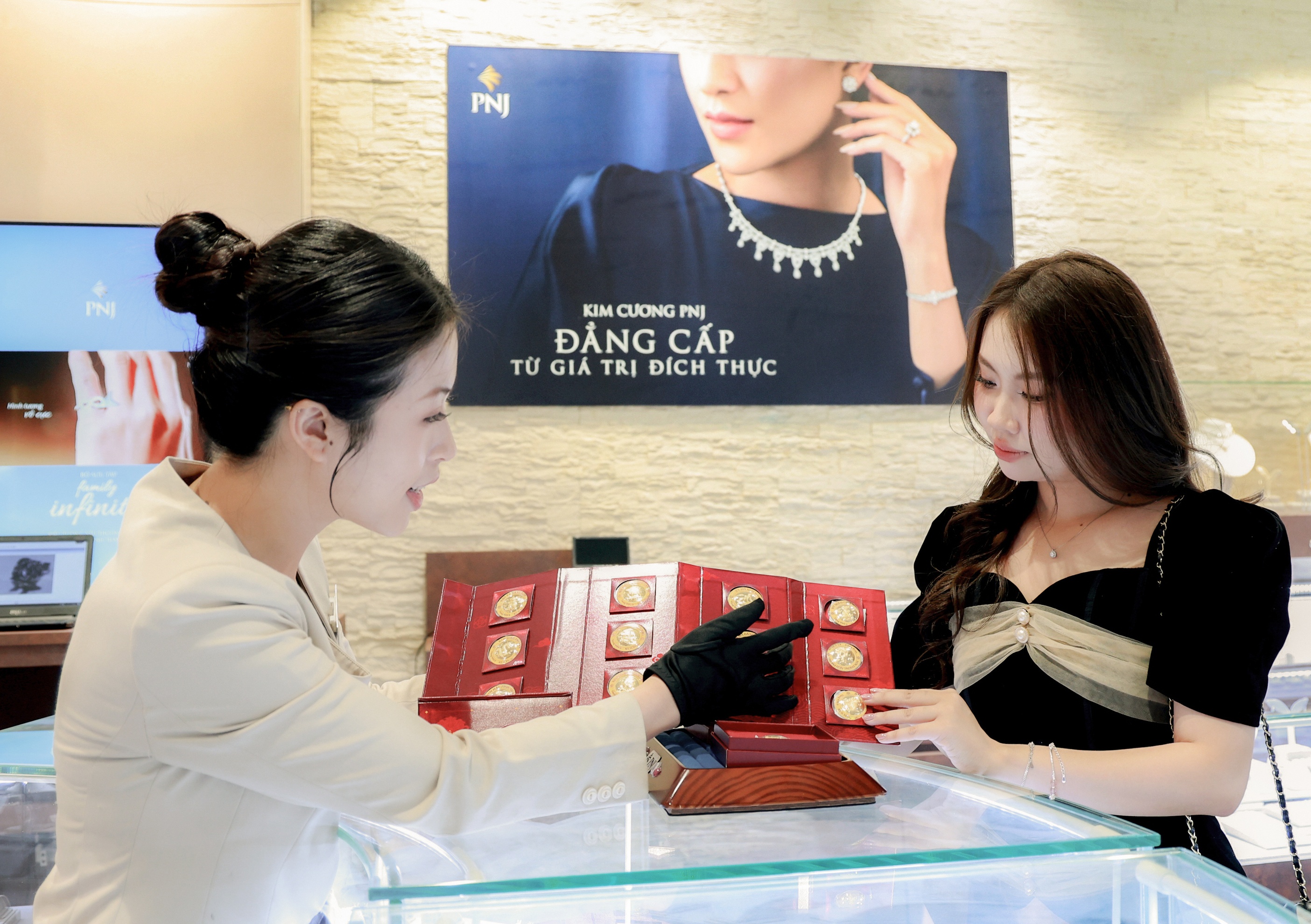 mua vang Tet Binh Ngo anh 2