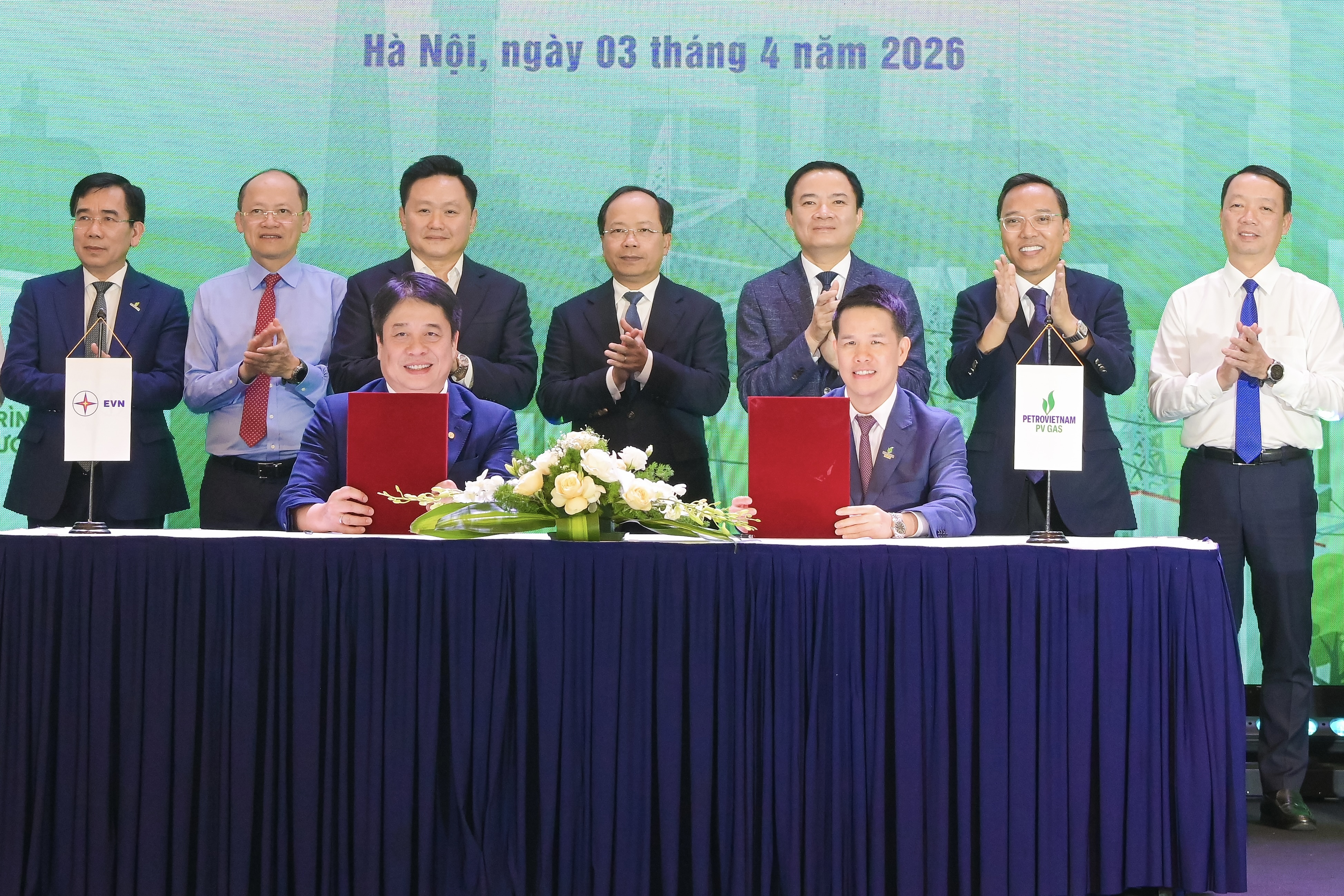 PV GAS ky ket cac thoa thuan LNG quy mo lon voi nganh dien hinh anh