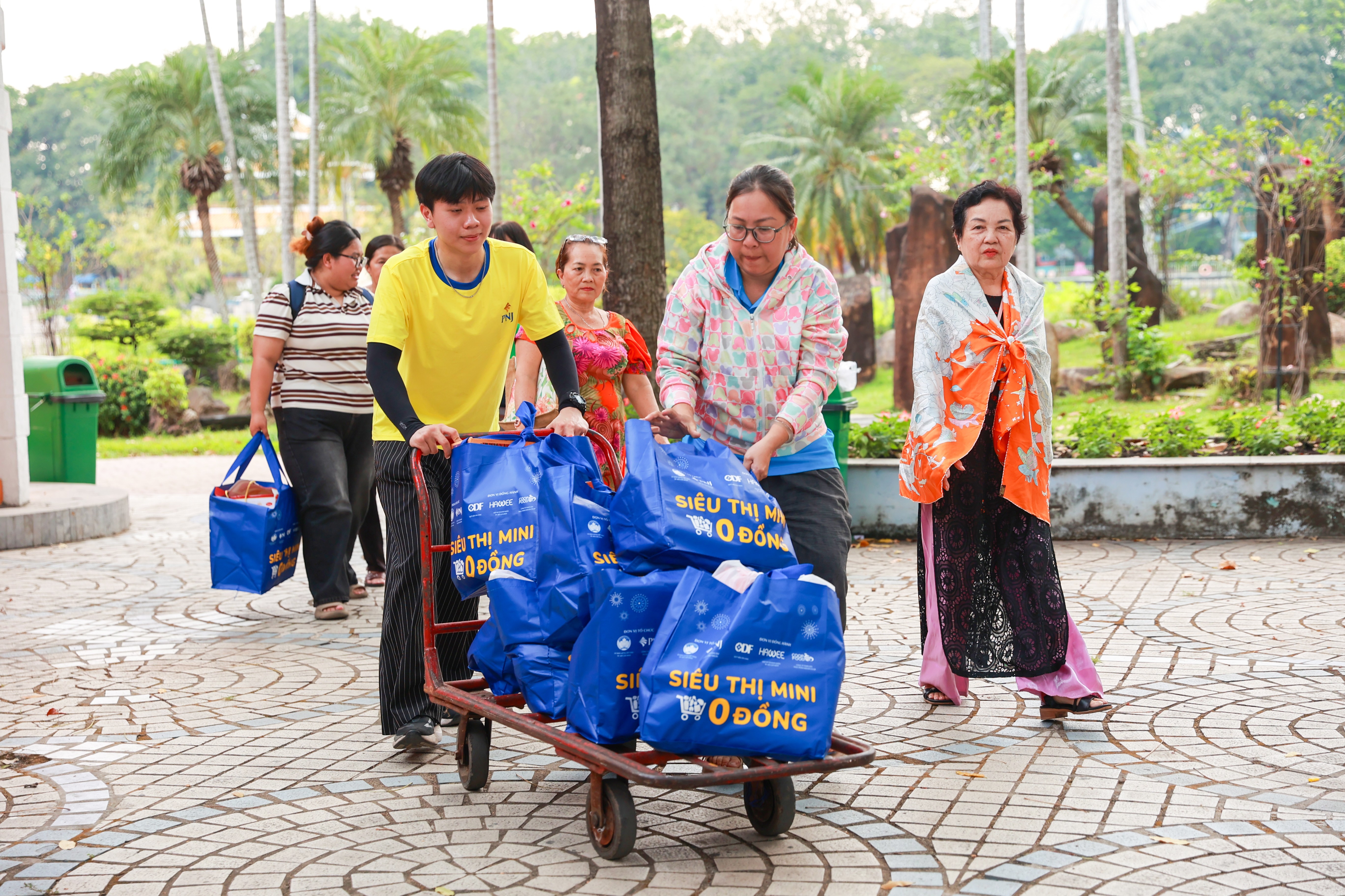 TP.HCM danh gan 6.000 ty dong cham lo nguoi dan dip Tet Binh Ngo hinh anh