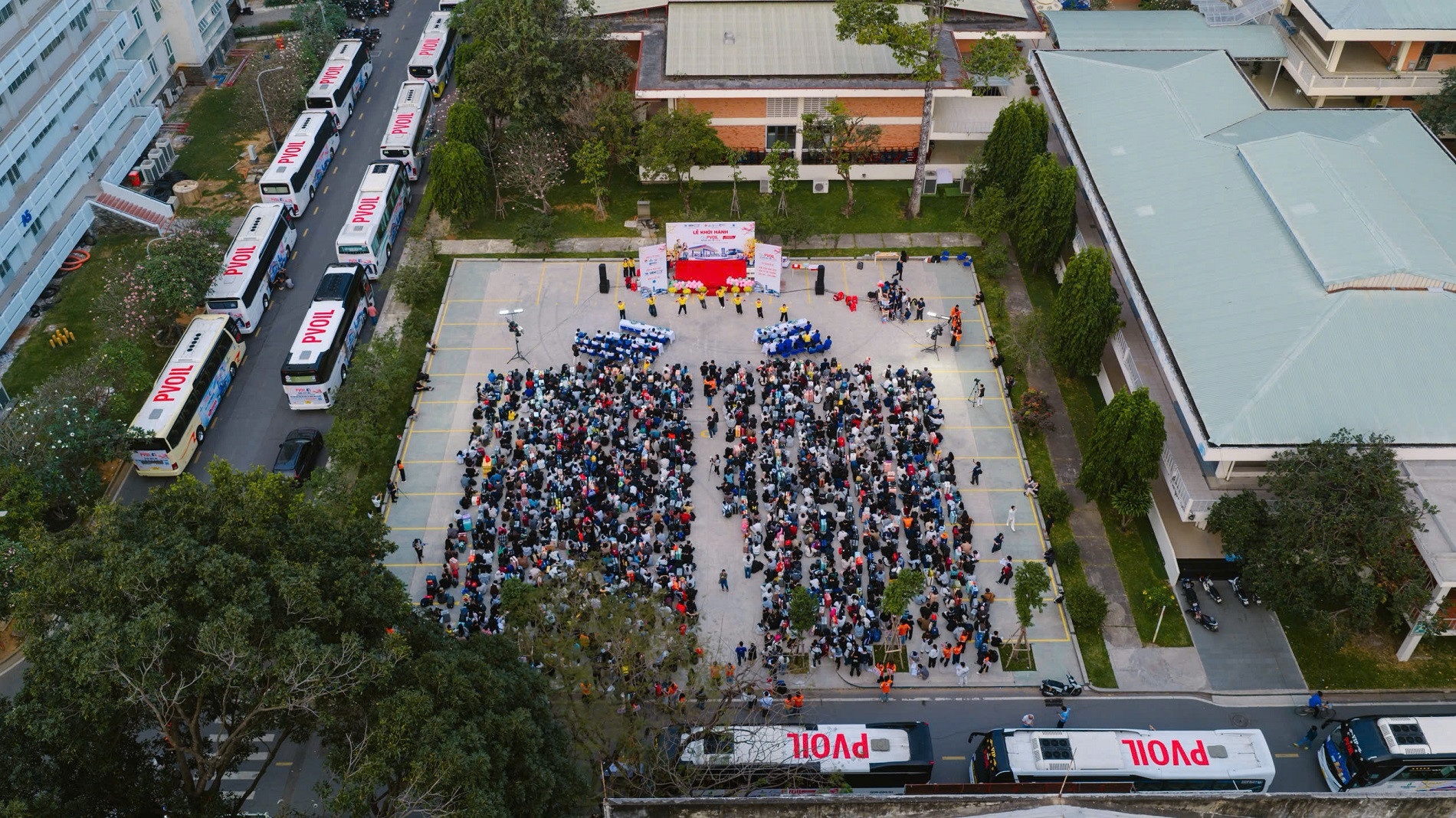 25 chuyen xe dua ca nghin sinh vien TP.HCM ve que an Tet hinh anh