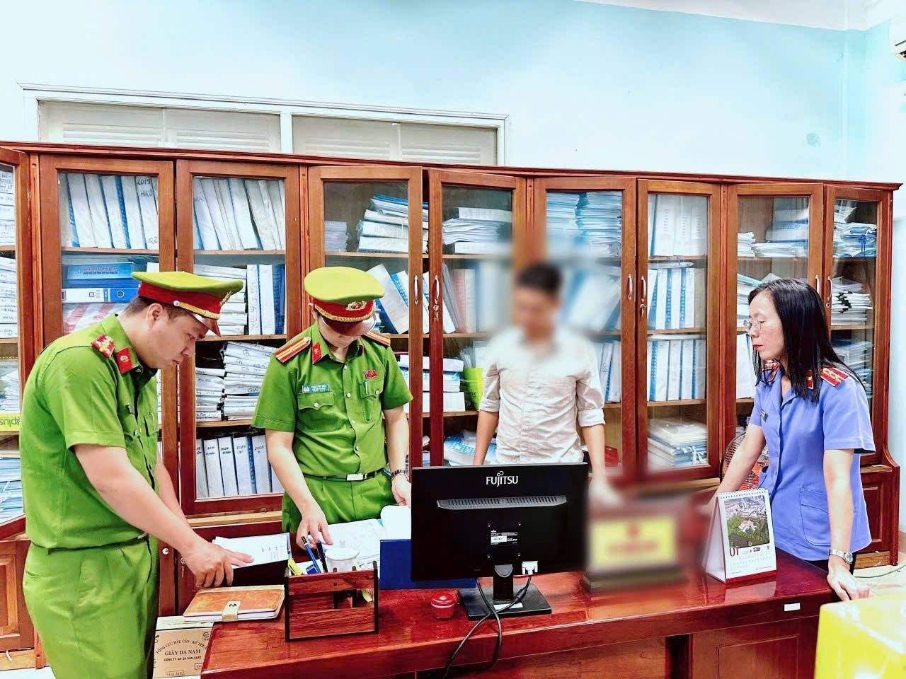 Cuc Thue len tieng viec cong chuc 'tiep tay' mua ban hoa don hinh anh