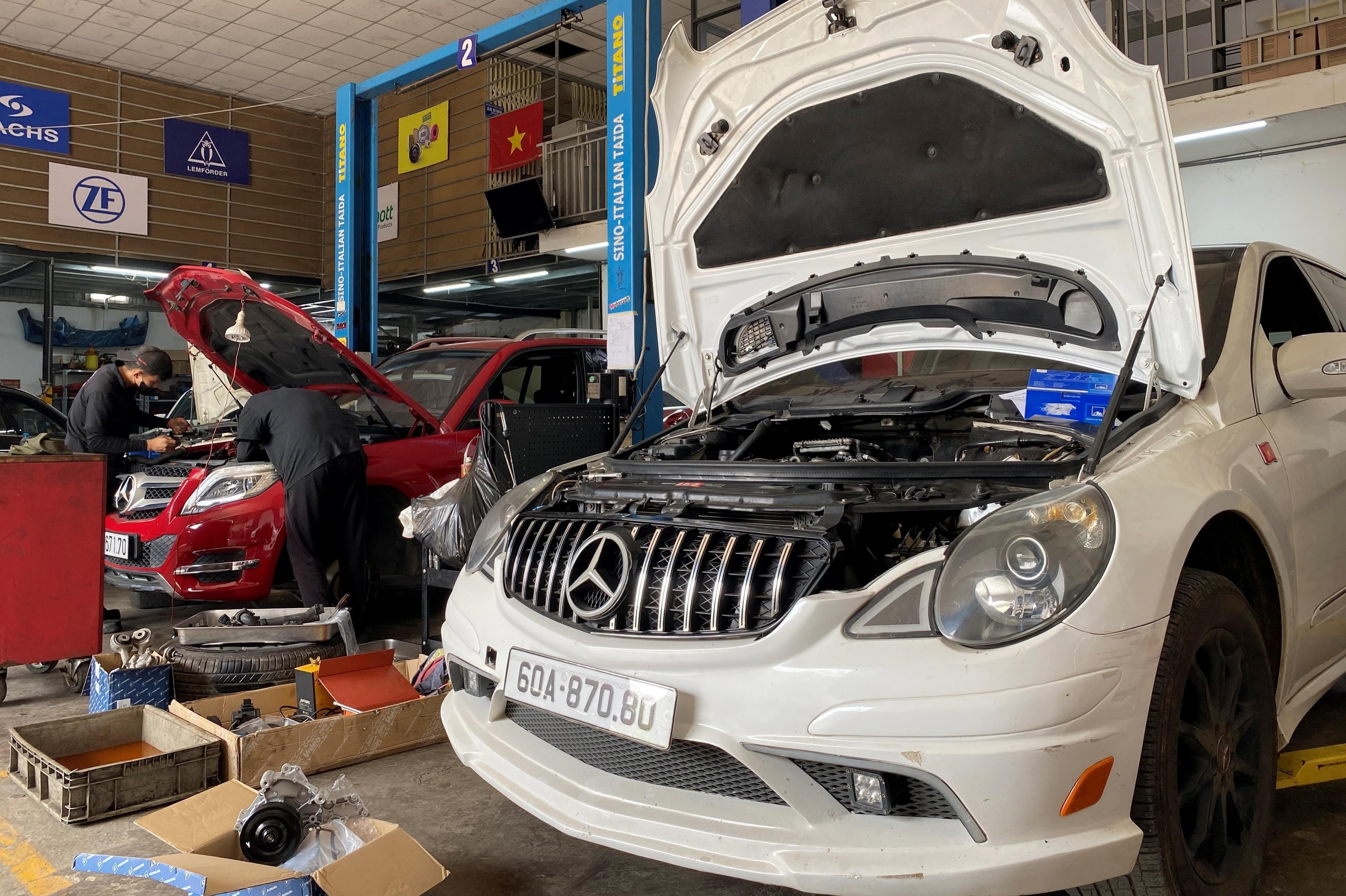 Garage oto tap nap khach don xe an Tet hinh anh