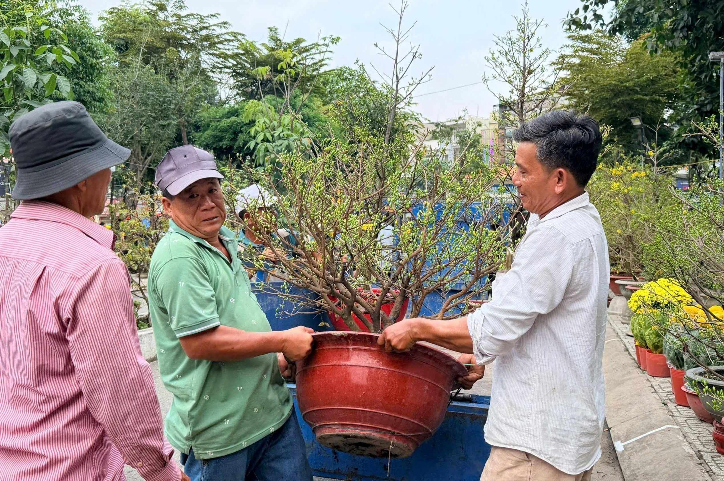 Shipper TP.HCM kiem tien trieu moi ngay hinh anh